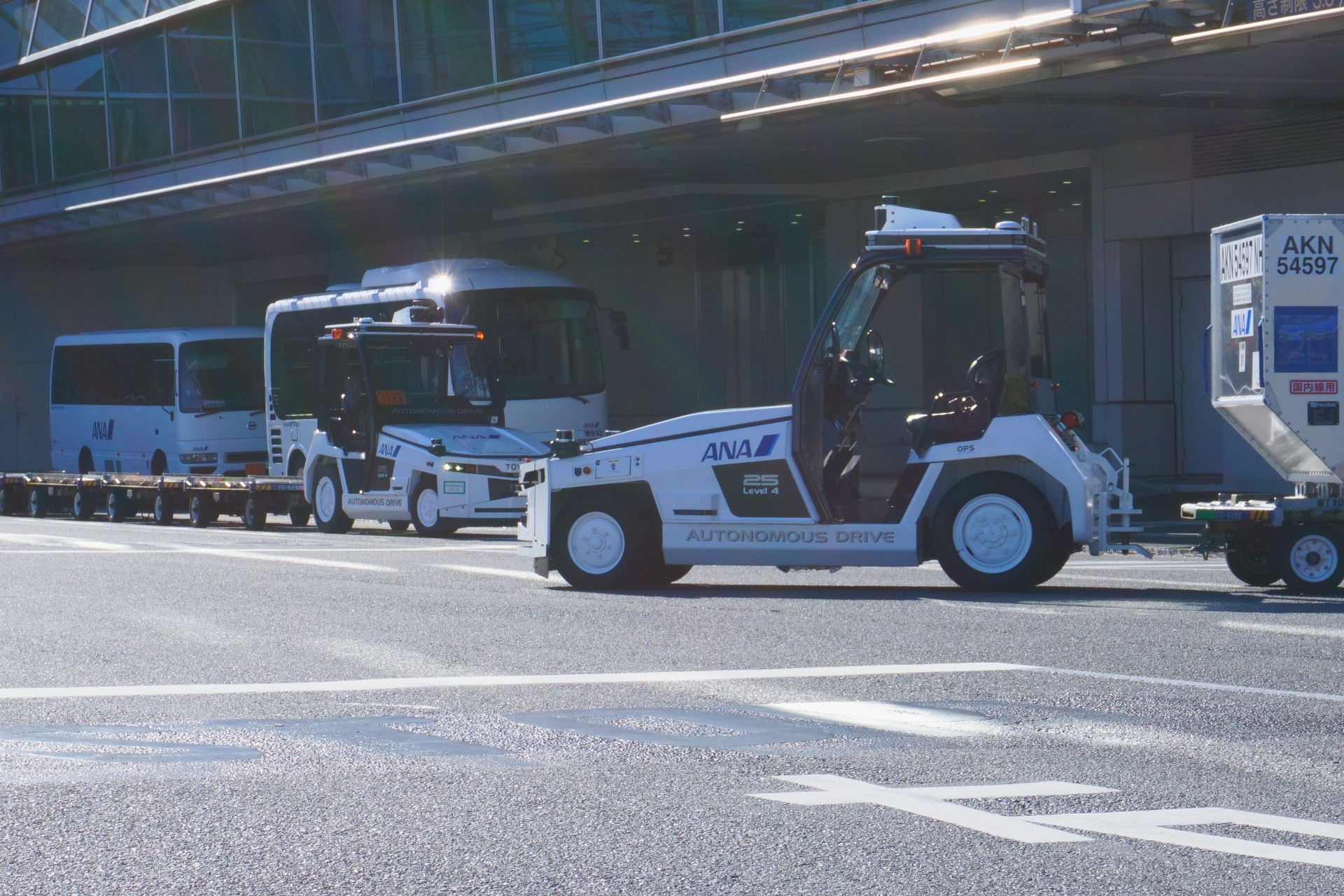 58番スポット周辺の交差点では、自動運転トーイングトラクターが主道路へと合流するため、そのほかの車両は一時停止する