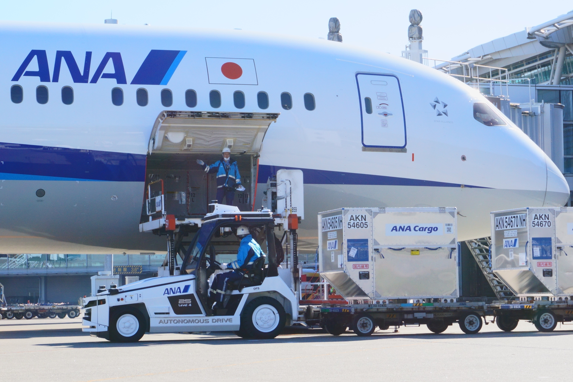 停車スポットから航空機そばへの移動、搬送した手荷物の搭載作業は手動で行なう
