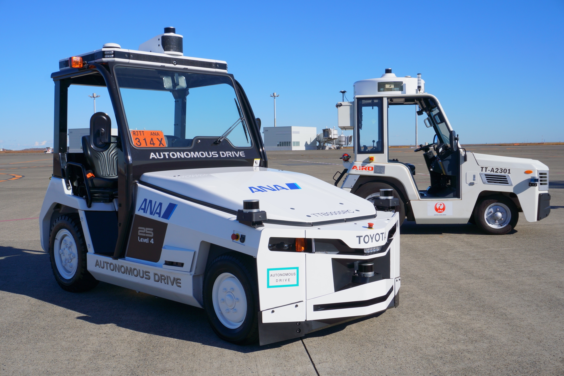 ANAの車両（左）、JALの車両（右）