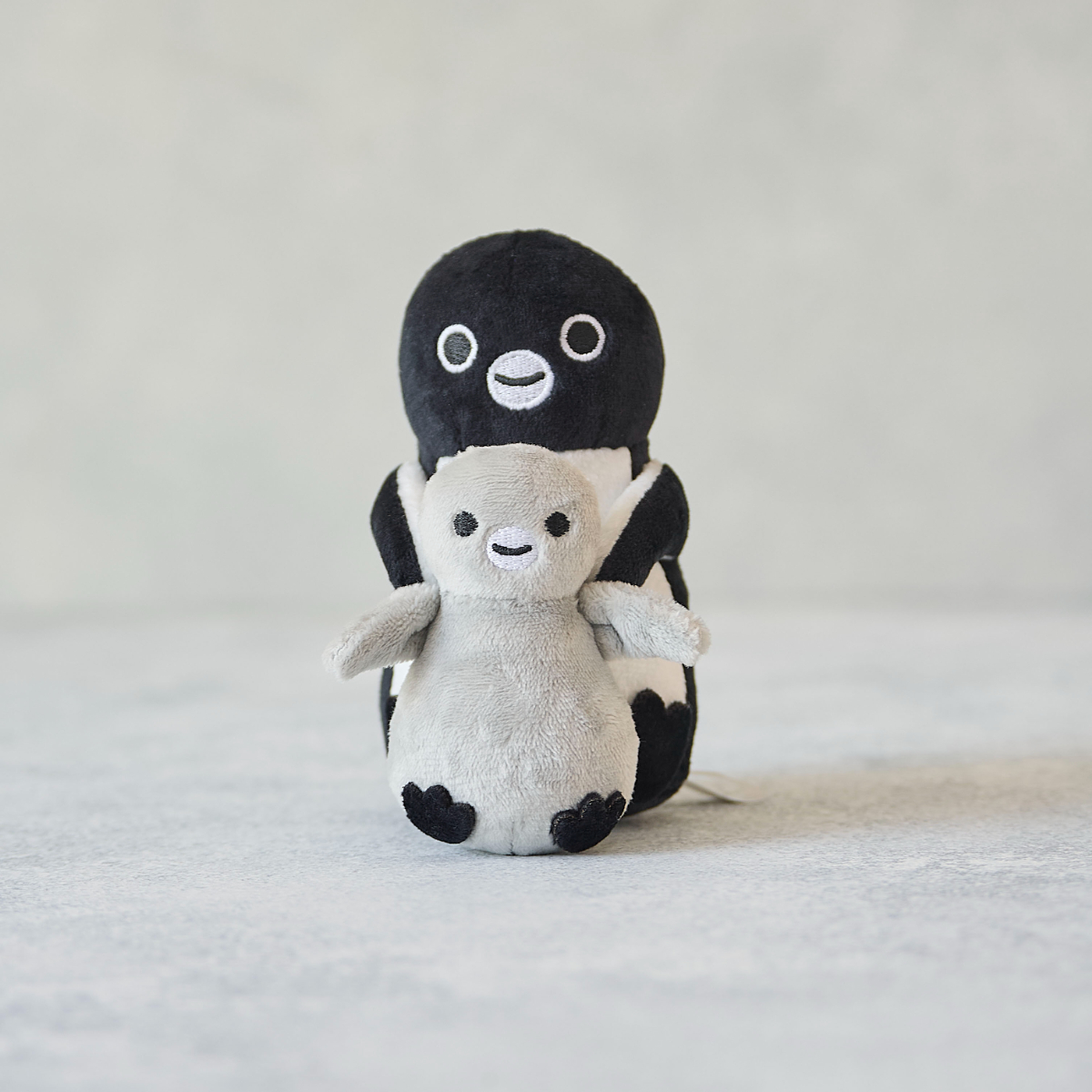 「ひっかけぬいぐるみ」（2650円）。PCディスプレイなどにひっかけて飾れる。座り型なのでそのまま置いてもOK