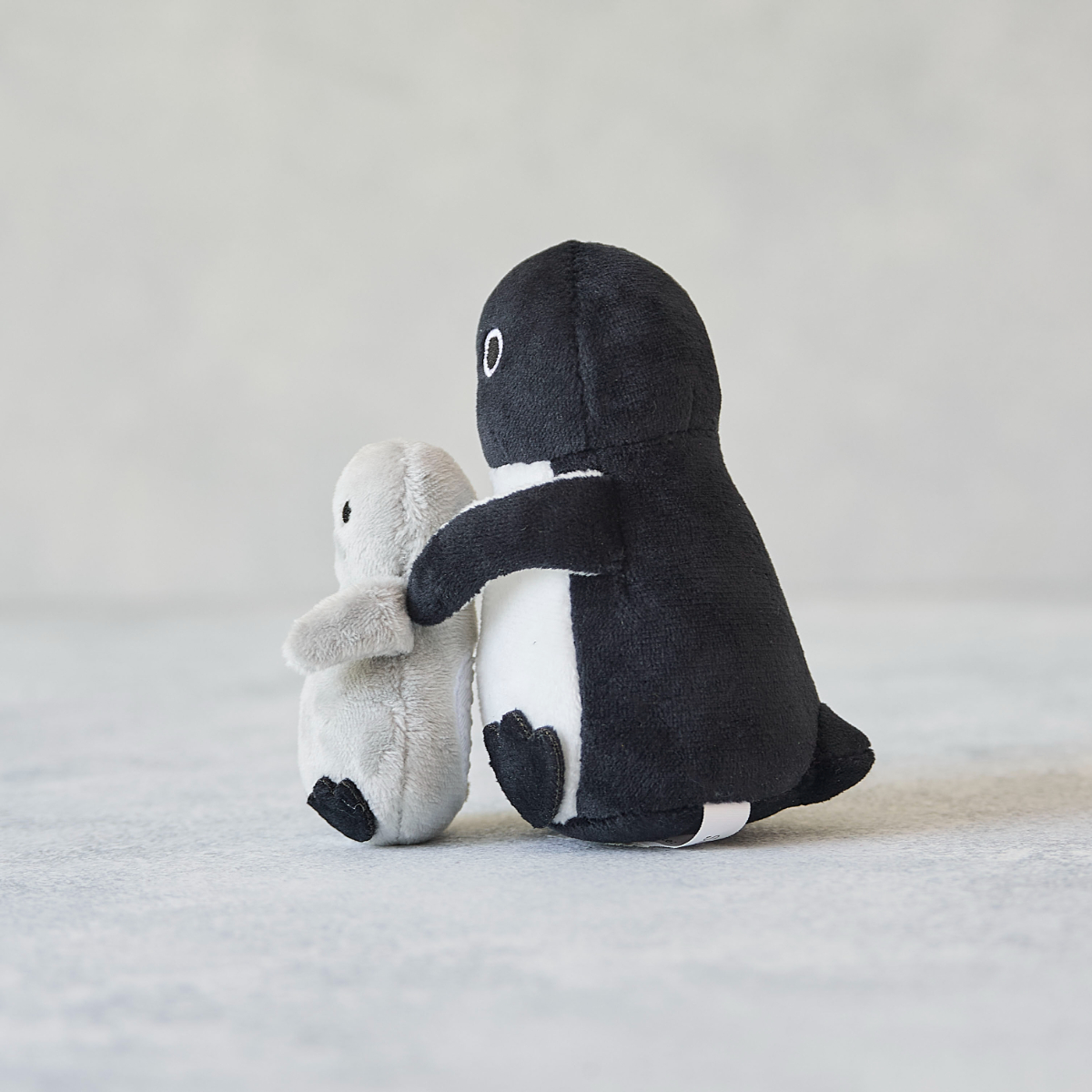 「ひっかけぬいぐるみ」（2650円）。PCディスプレイなどにひっかけて飾れる。座り型なのでそのまま置いてもOK