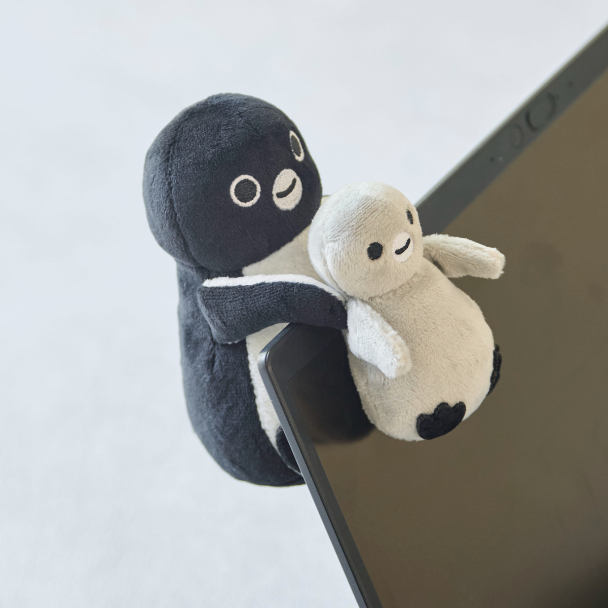 「ひっかけぬいぐるみ」（2650円）。PCディスプレイなどにひっかけて飾れる。座り型なのでそのまま置いてもOK