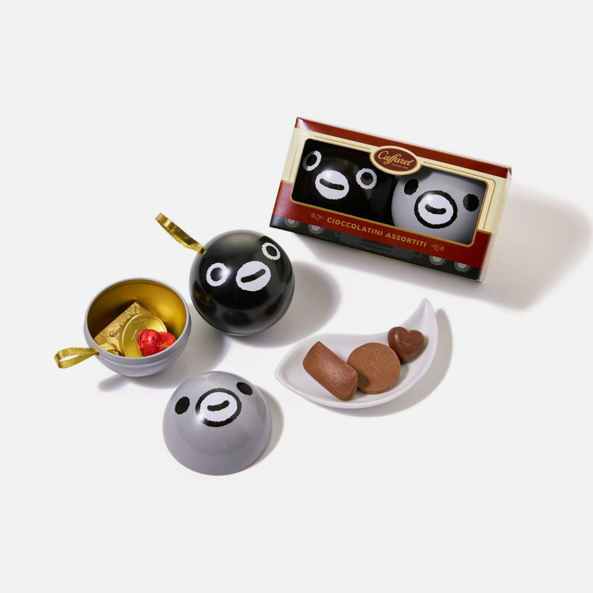 老舗チョコレートブランド「カファレル」とコラボしたクリスマスオーナメントのような「Suicaのペンギン まんまる缶」（各3000円）