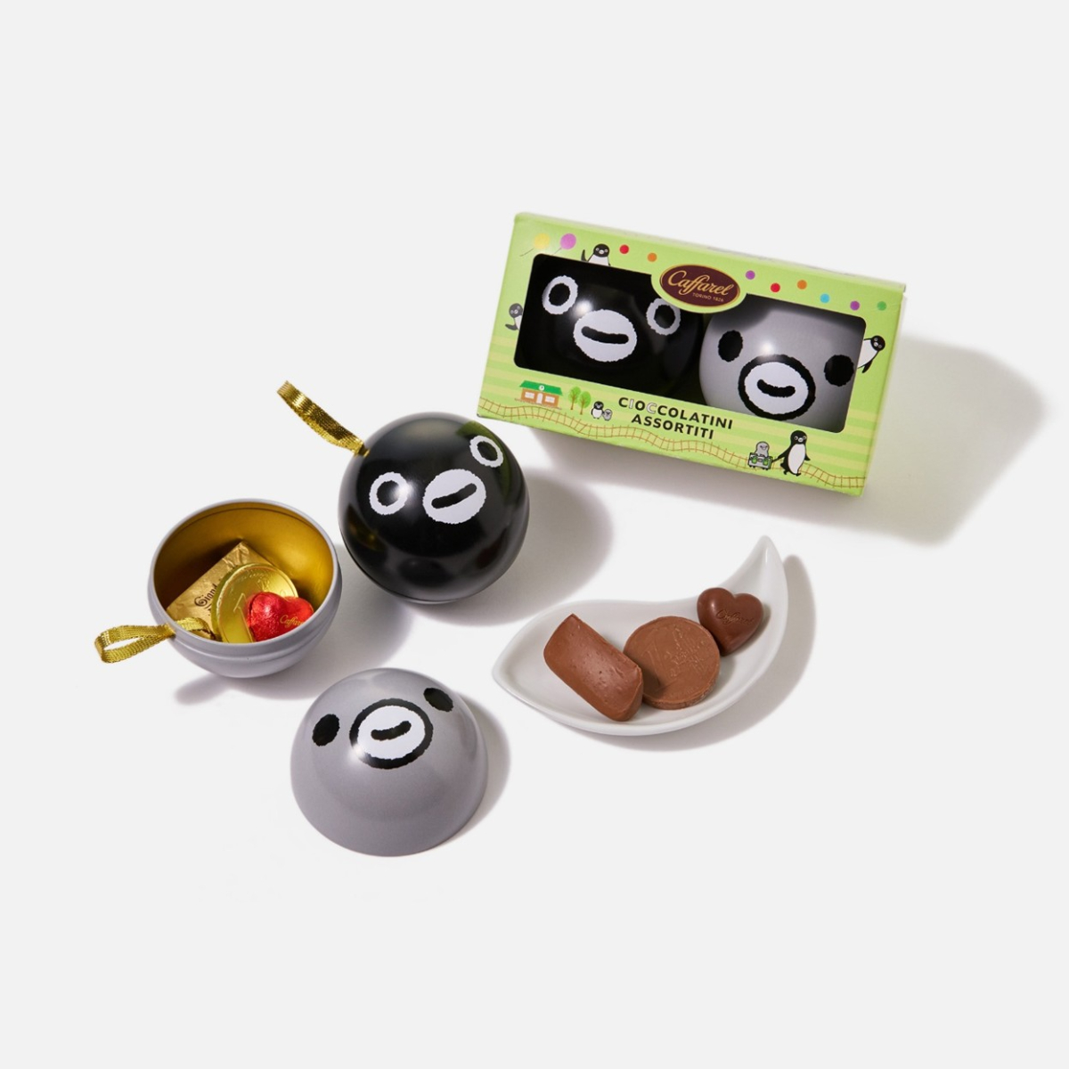 老舗チョコレートブランド「カファレル」とコラボしたクリスマスオーナメントのような「Suicaのペンギン まんまる缶」（各3000円）