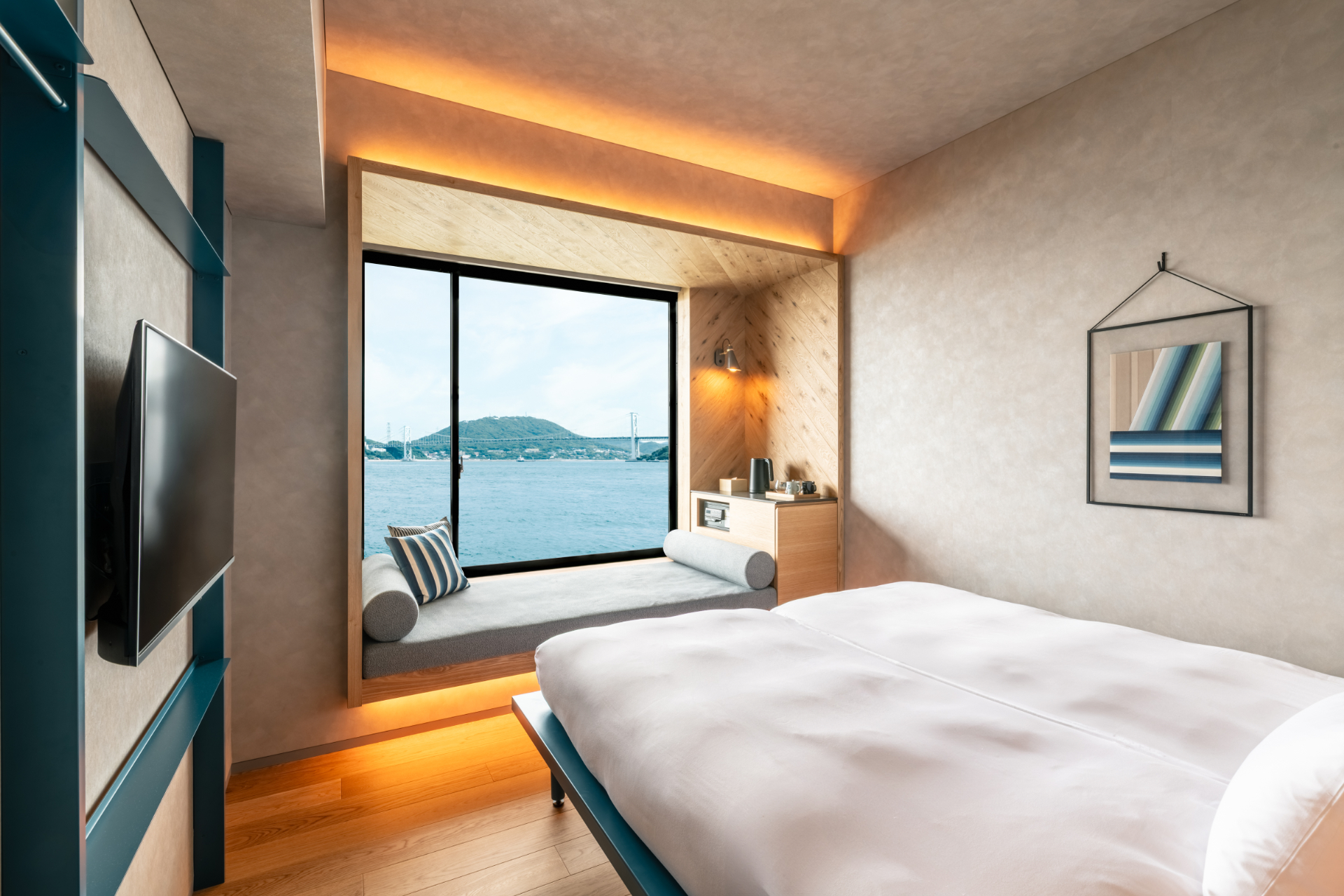 全室海峡ビューの客室。窓際には「くつろぎ寝台」を設置