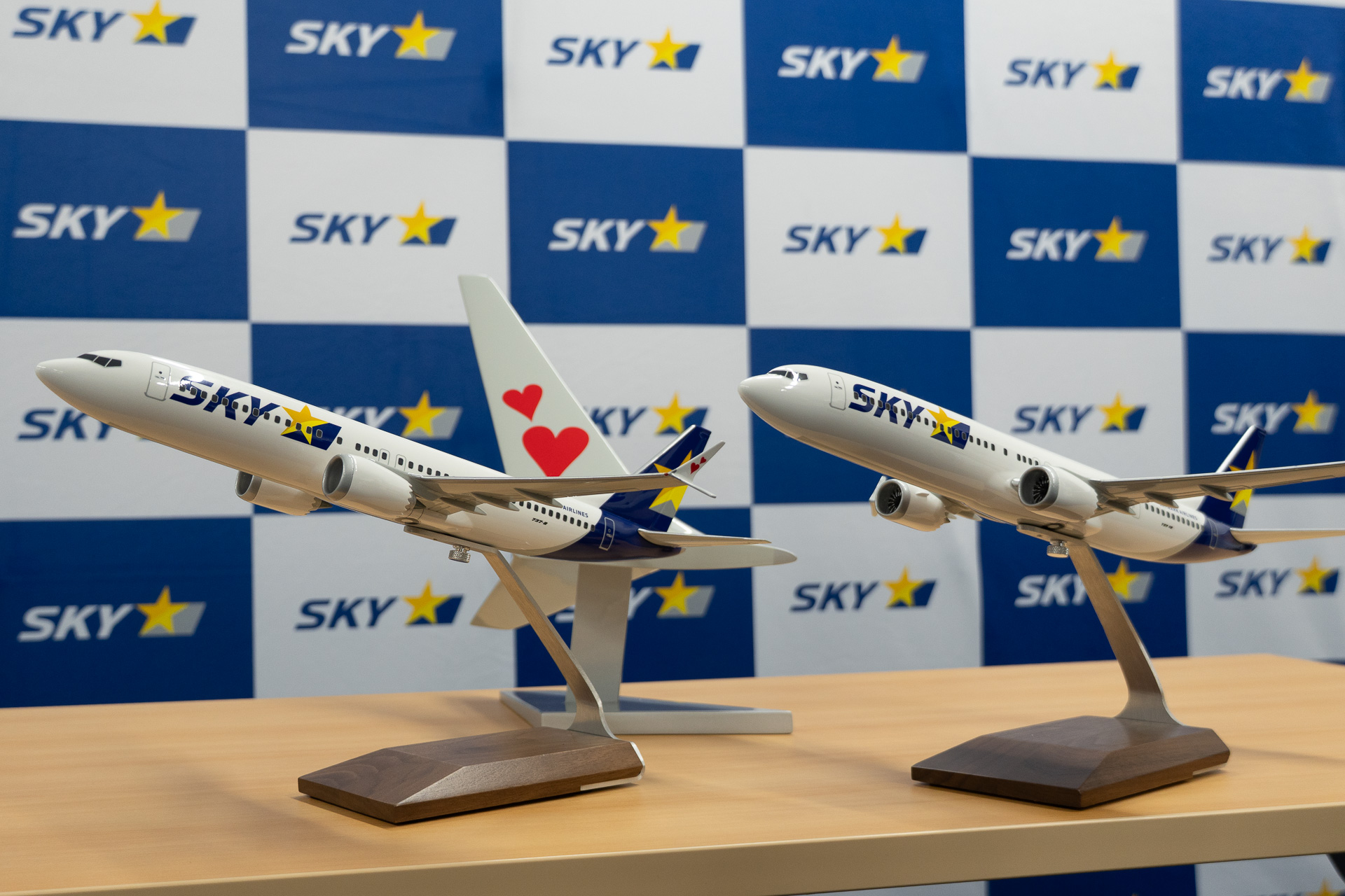 スカイマークが新たに導入するボーイング 737 MAXシリーズ。737-8型機（左）と737-10型機（右）