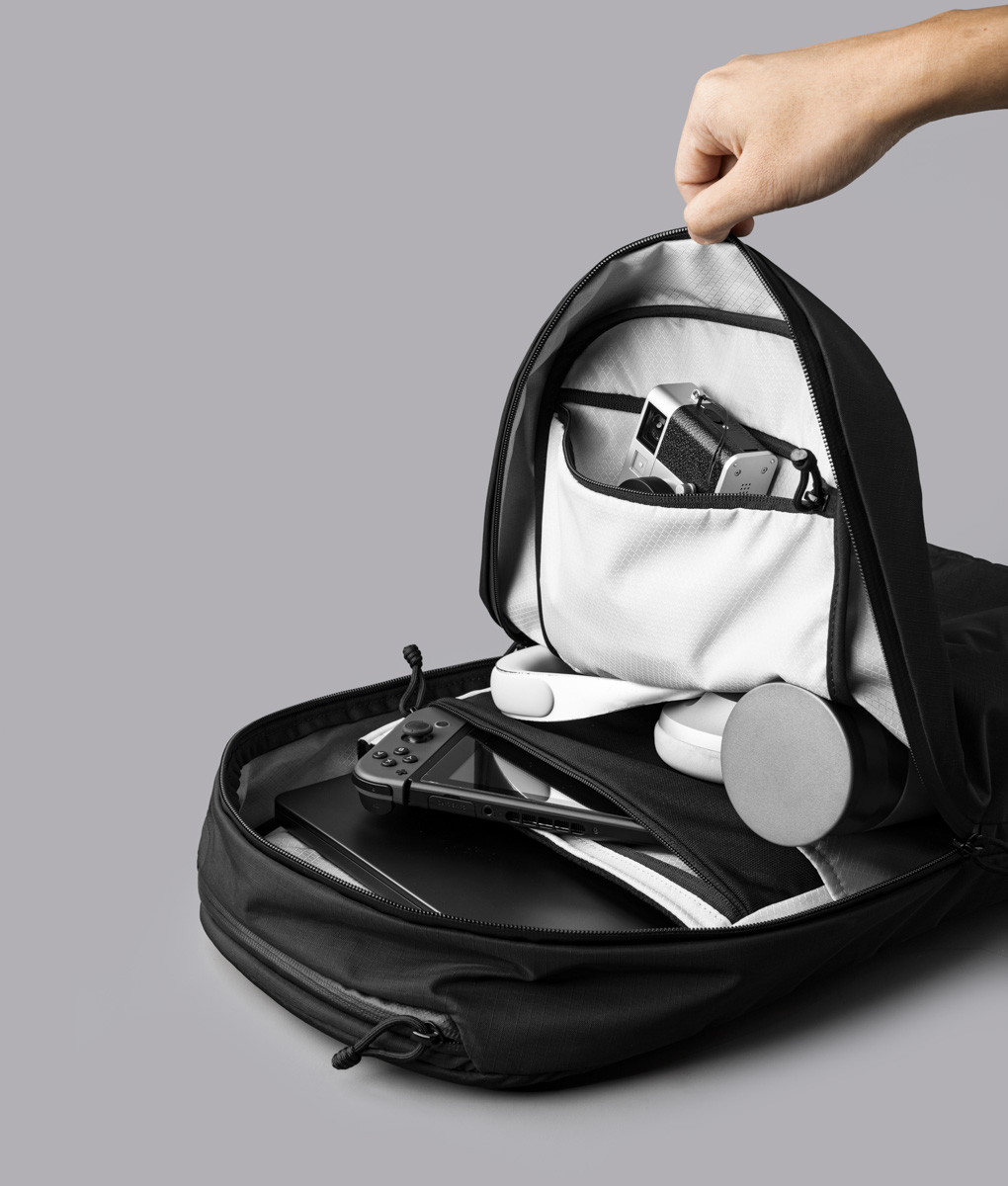 ノートパソコンを収納するスリーブ、ボトルポケットなどを搭載