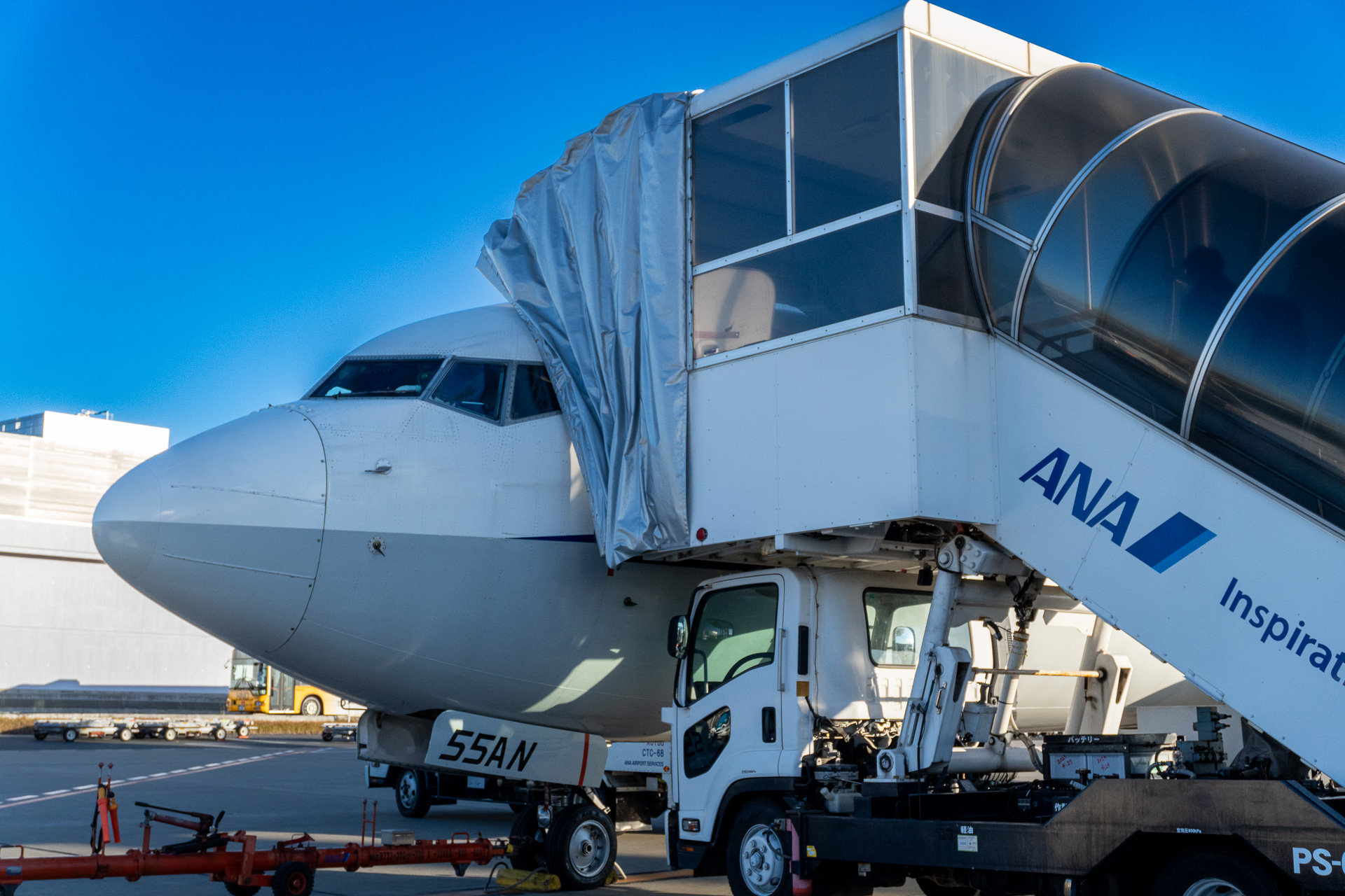 羽田を朝イチに出発するANA1891便で八丈島へ。使用機材はボーイング 737-800型機