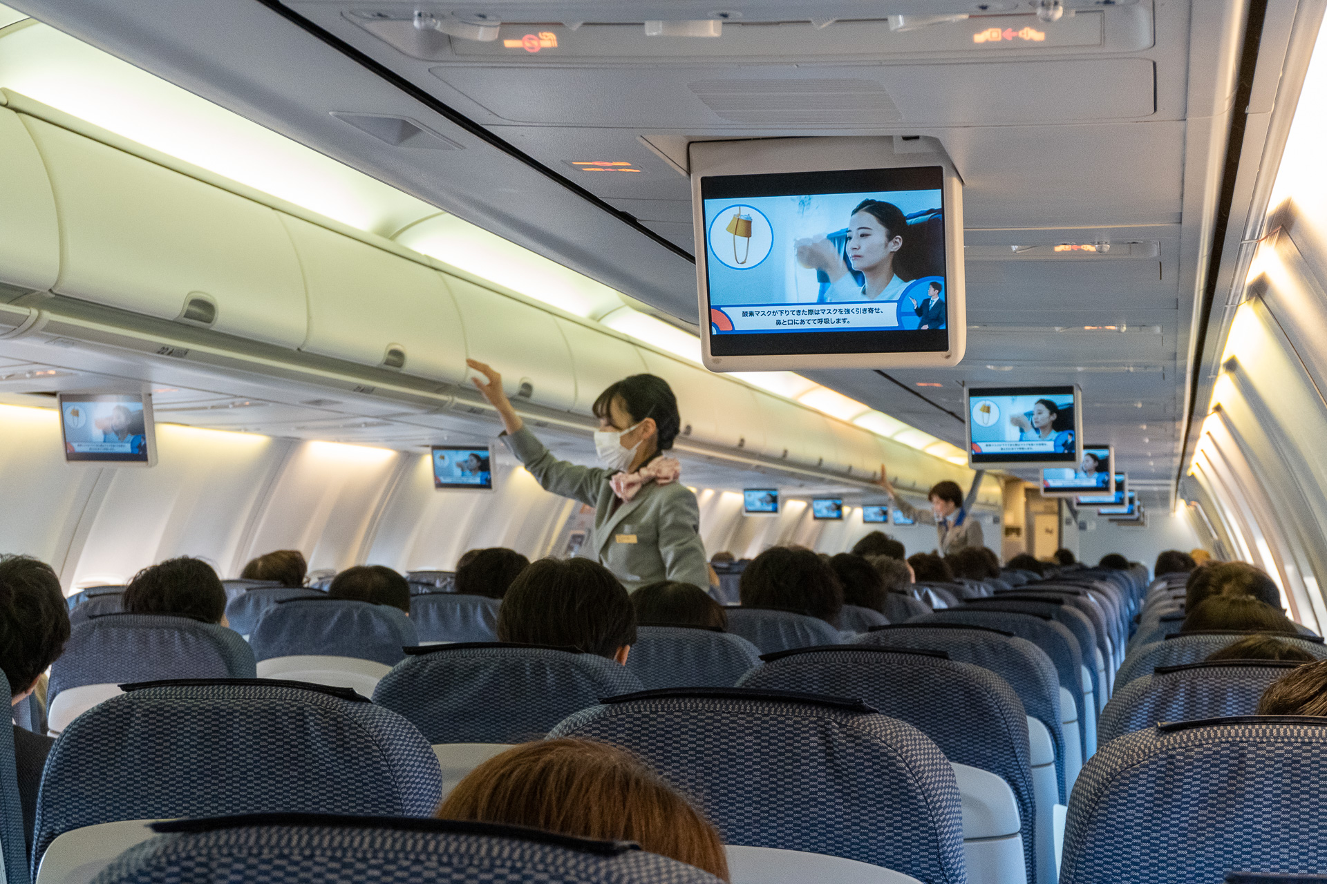 羽田を朝イチに出発するANA1891便で八丈島へ。使用機材はボーイング 737-800型機