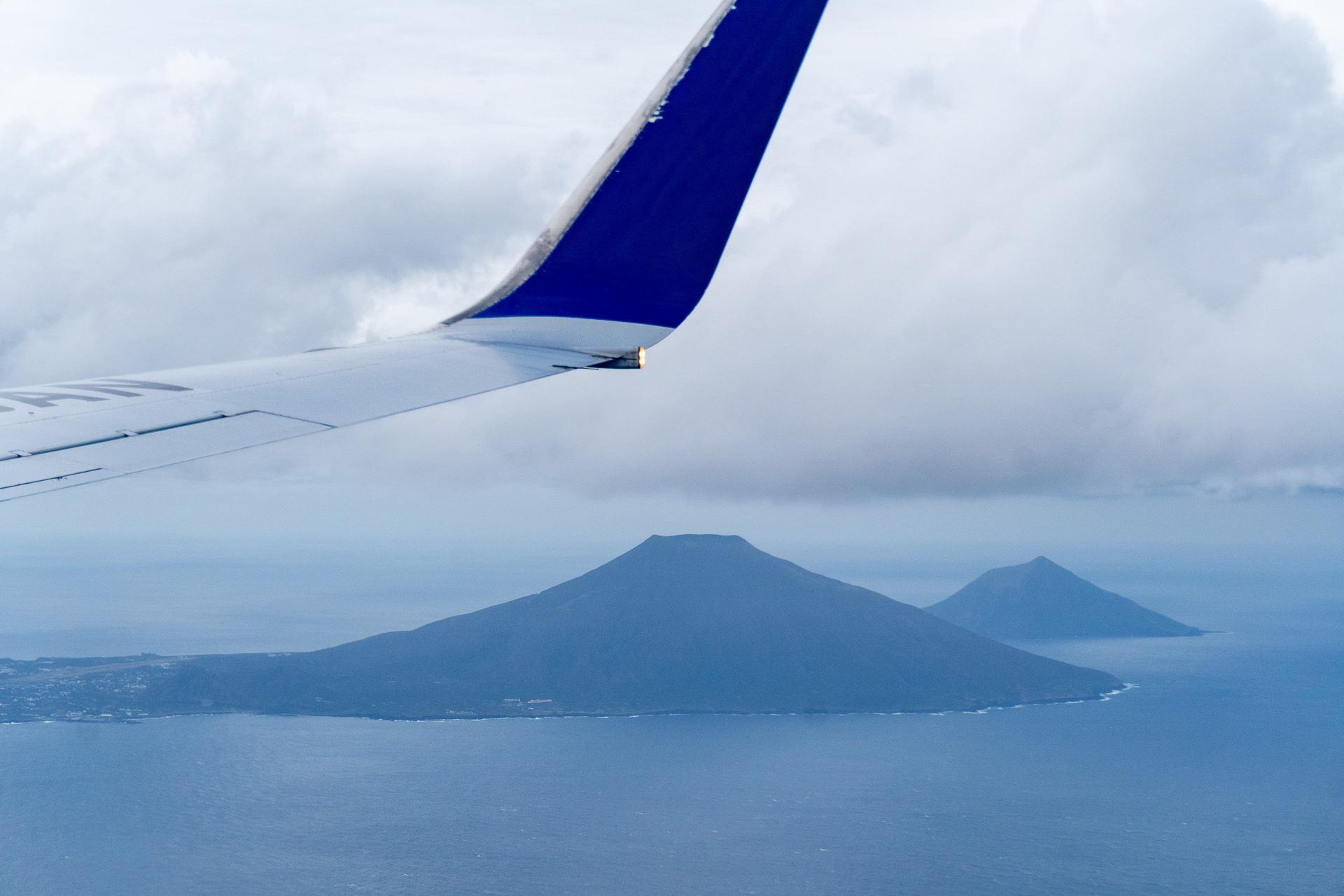 島全体が雲に覆われる“島雲り”。その雲が少しの風向で上がったり下がったりする八丈島特有の気象現象なのだそう