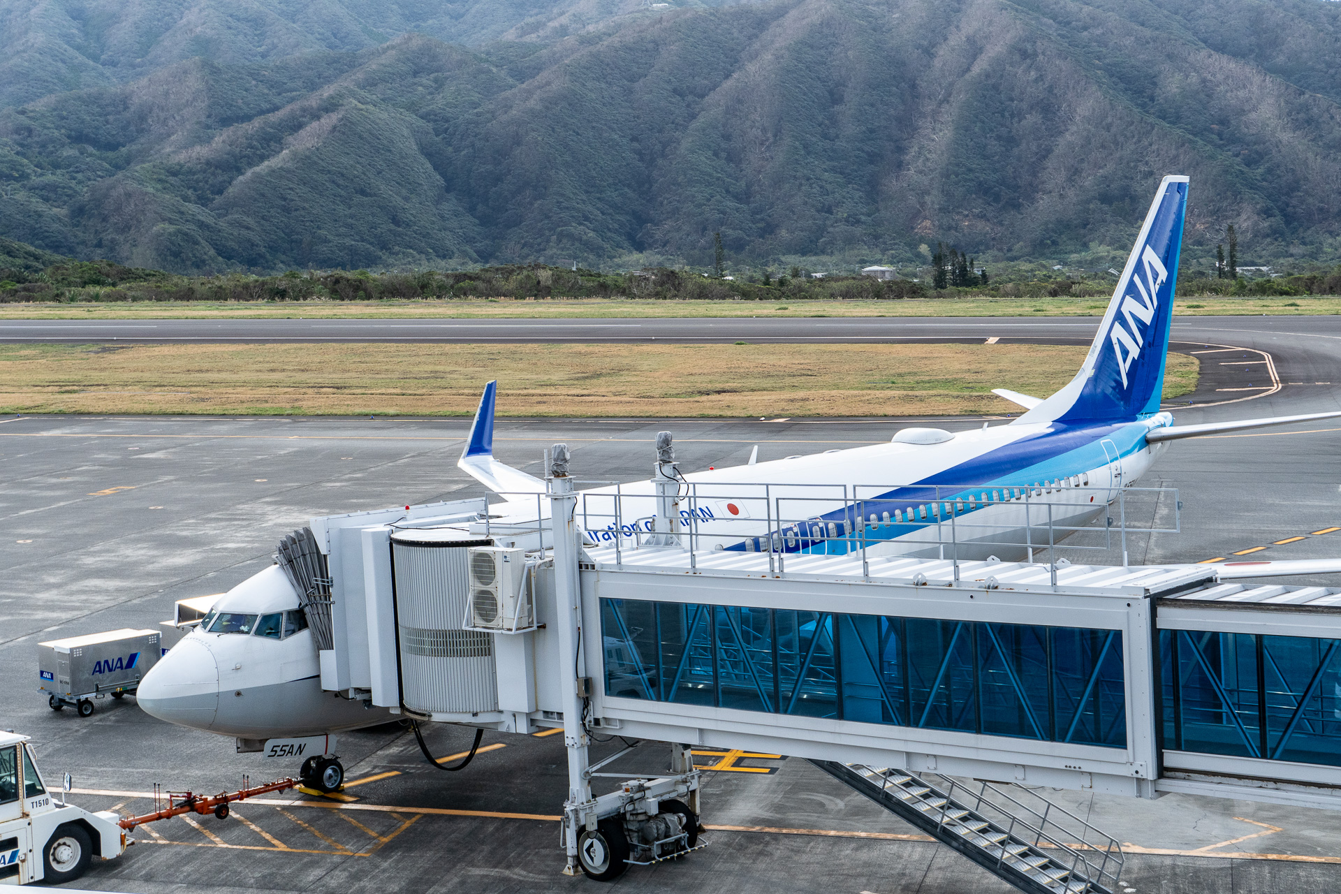 “日本一着陸が難しい空港”とされる八丈島空港。羽田～八丈島線が1日3便就航するほか、セスナ機の拠点にもなっています