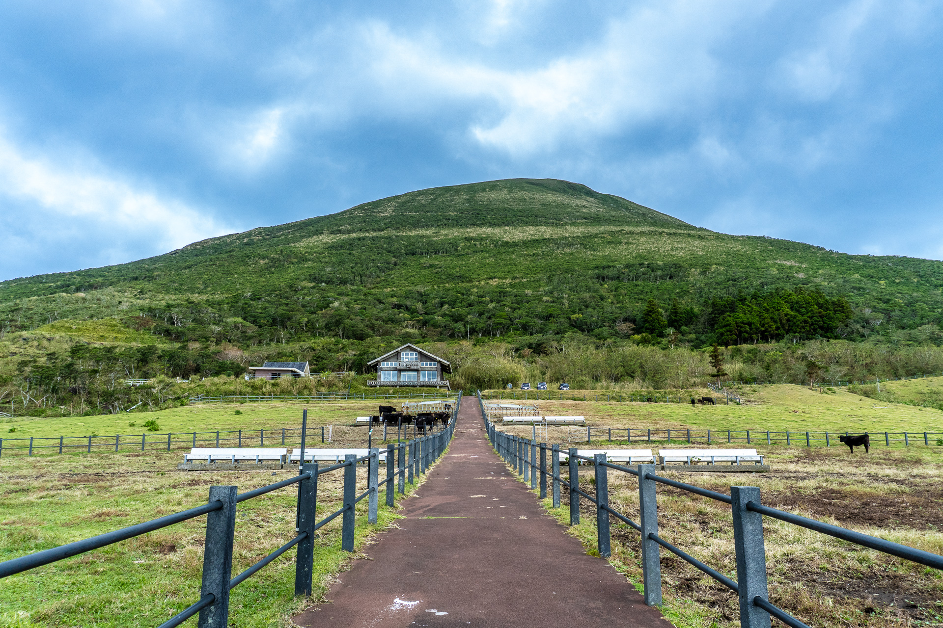 標高854mの八丈富士。7合目にある登山口まではクルマで行くことができ、そこから先は1280段の登山道と一周約1時間のお鉢巡りコースが整備されています