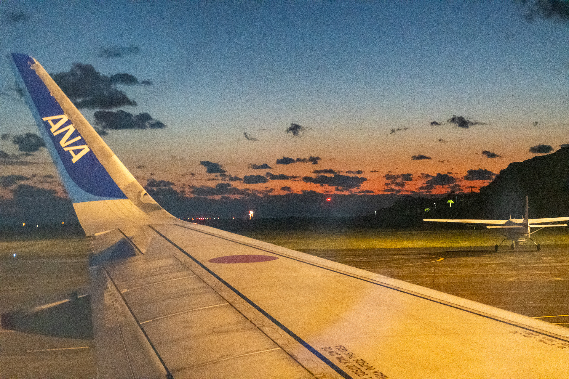 羽田へ帰る最終便。ちょうど、離陸寸前の機内から美しい夕焼けが見れました