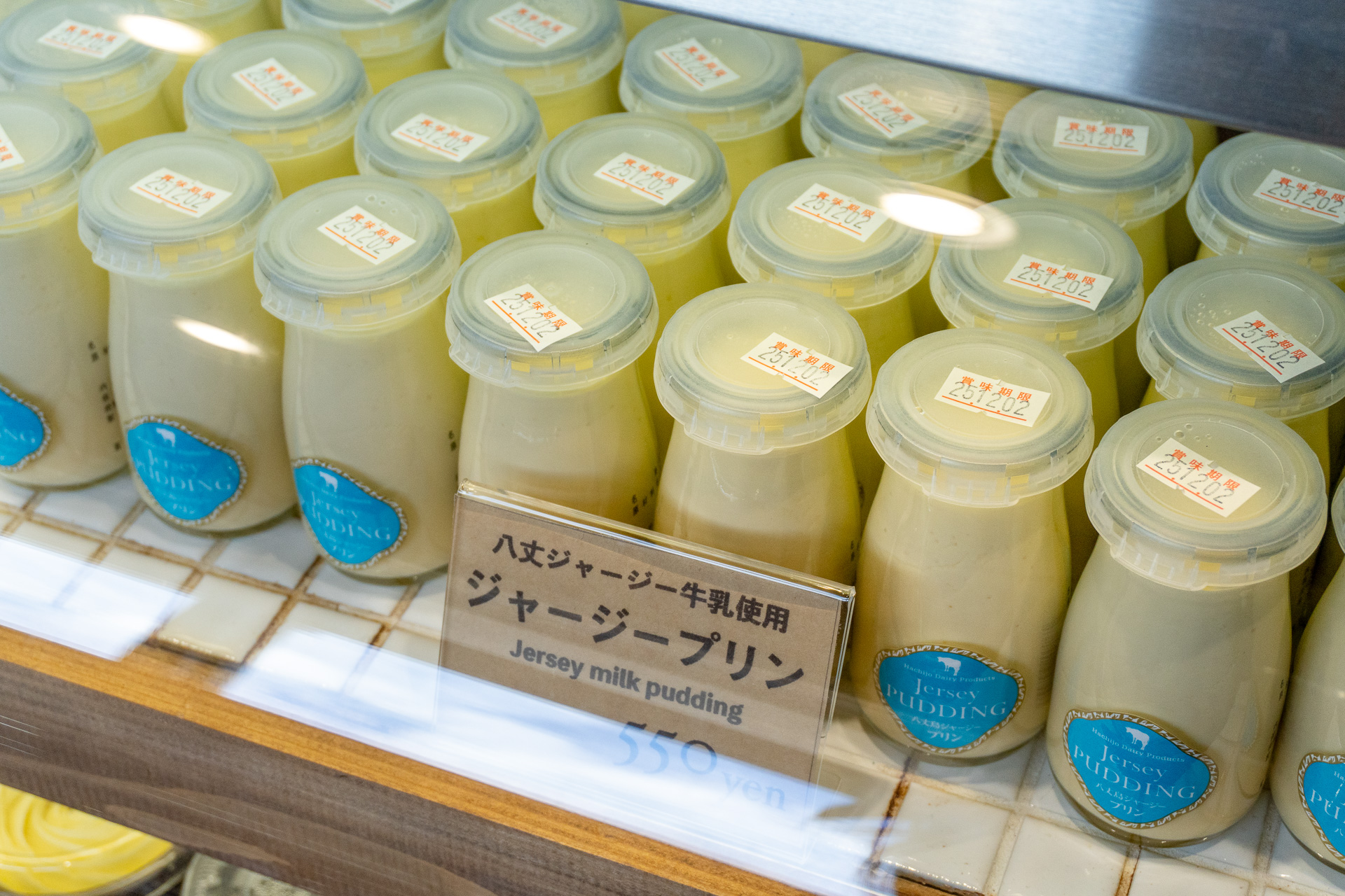 八丈島乳業直営「ジャージーカフェ」をはじめ、島の至るところにジャージースイーツが味わえるショップやカフェが点在