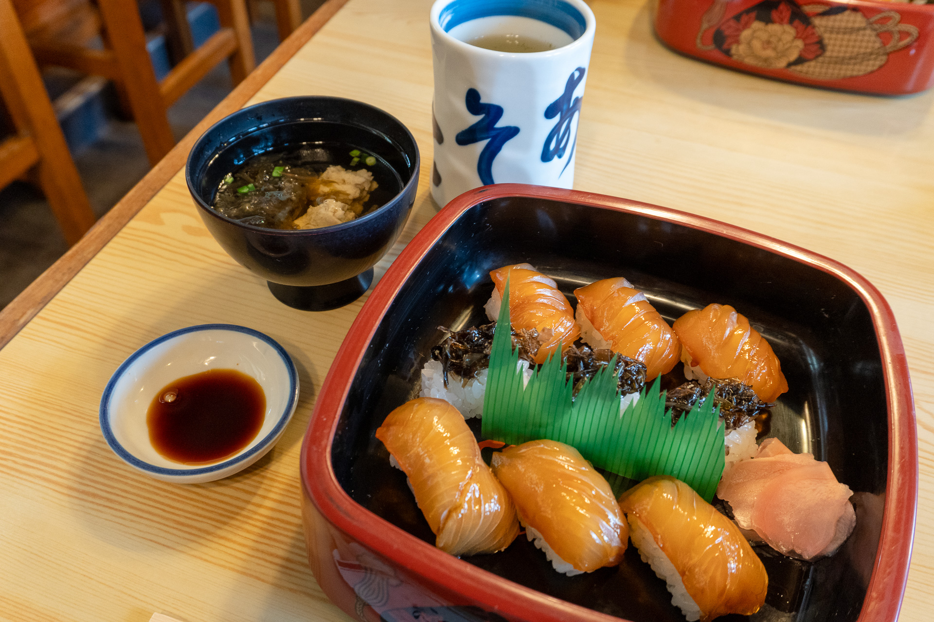 老舗の名店「あそこ寿司」の島寿司9貫セット（お吸い物付き）。白身の漬け、甘めのシャリ、カラシを使用するのが八丈島流
