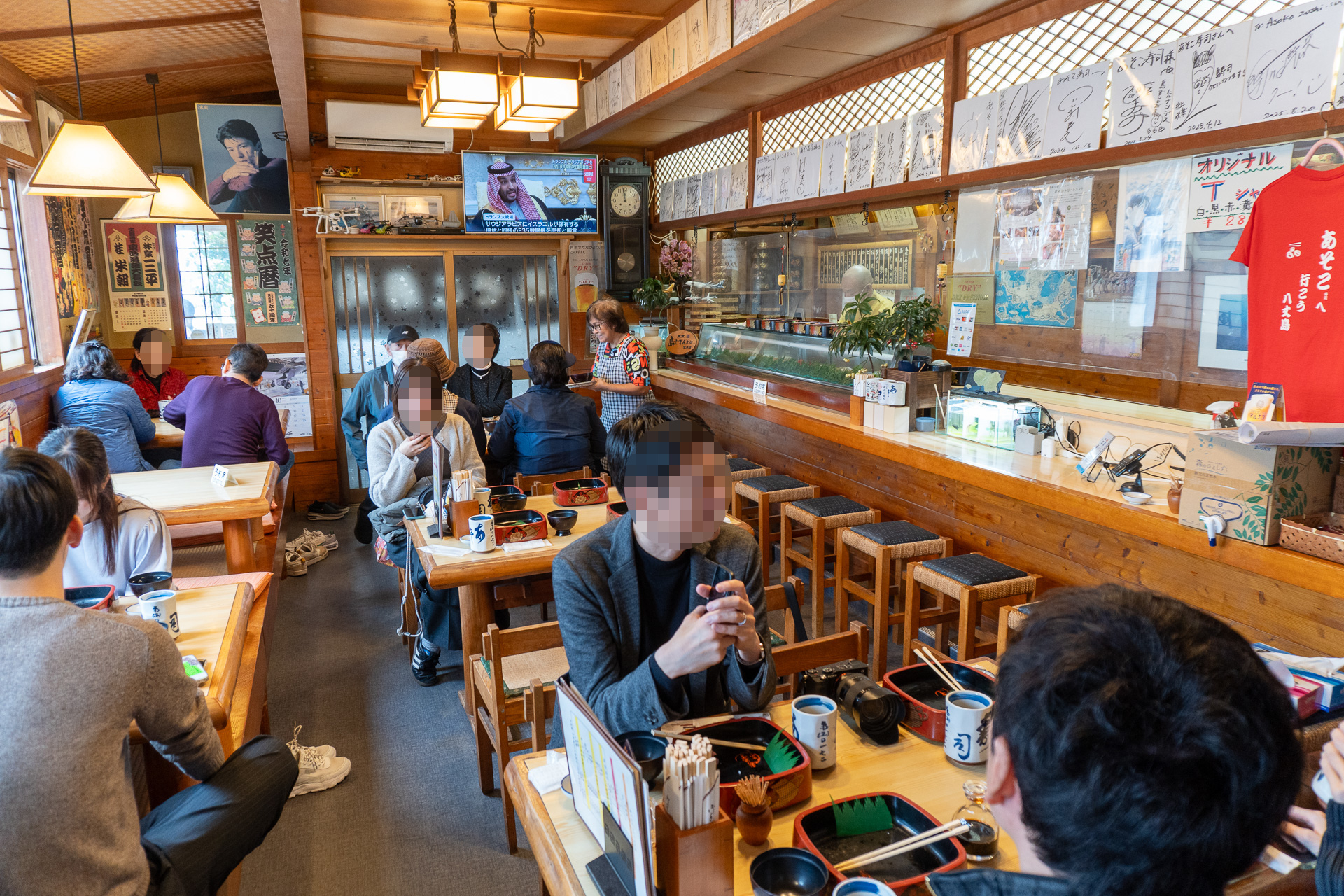 カンパチ（手前）、メダイ（奥）、そして岩海苔（中央）も島寿司の定番で、市販によくある“海苔の佃煮”とはまったく違う、香りと歯ごたえが美味です