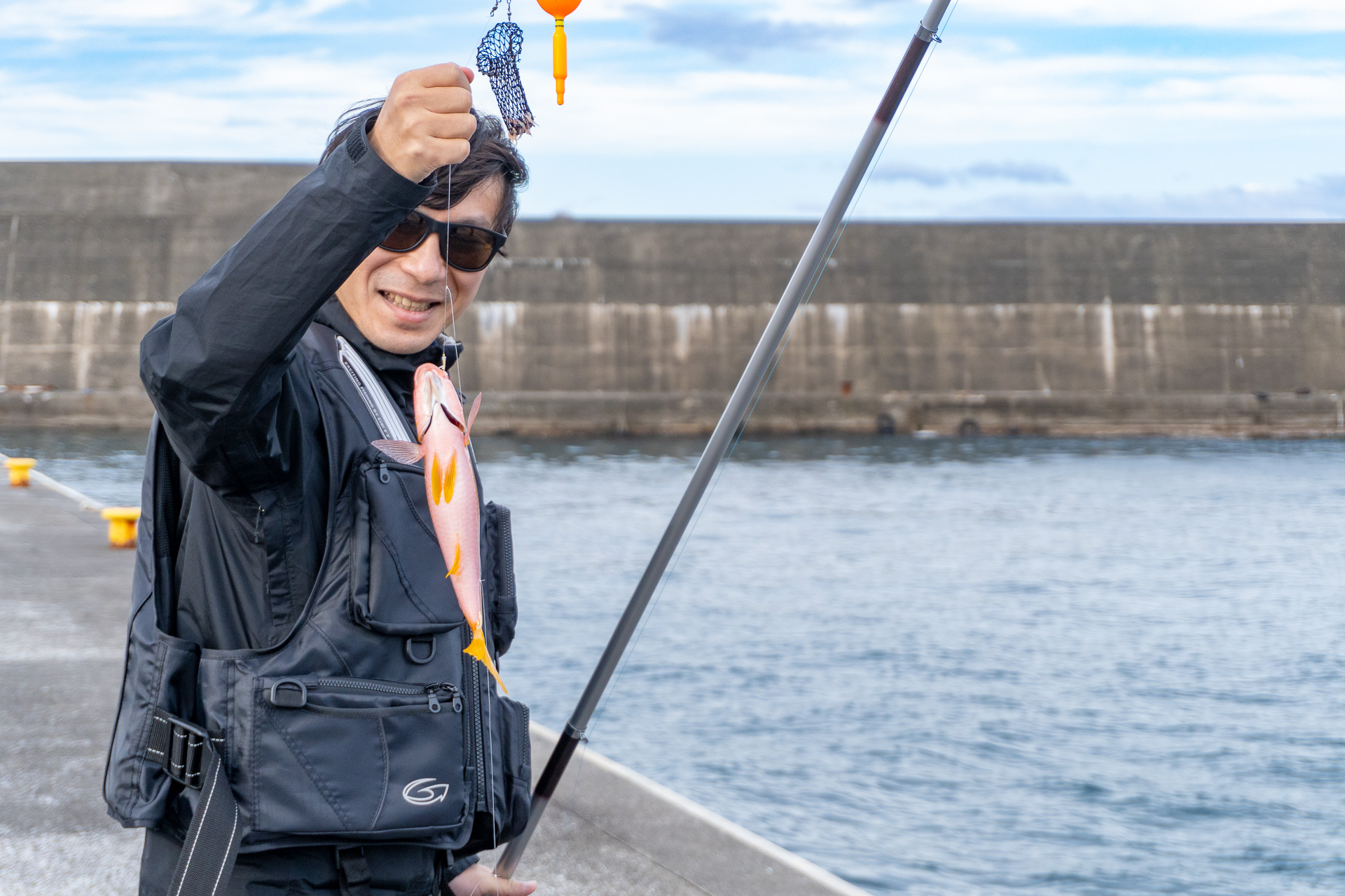手ぶらで本格的に楽しめる「堤防釣り体験」。じゃらんnetやACTIVITY JAPANから予約できます。ひげが生えているみたいな「オジサン（ヒメジ）」はとても美味しい地魚で、釣れたらラッキーらしい