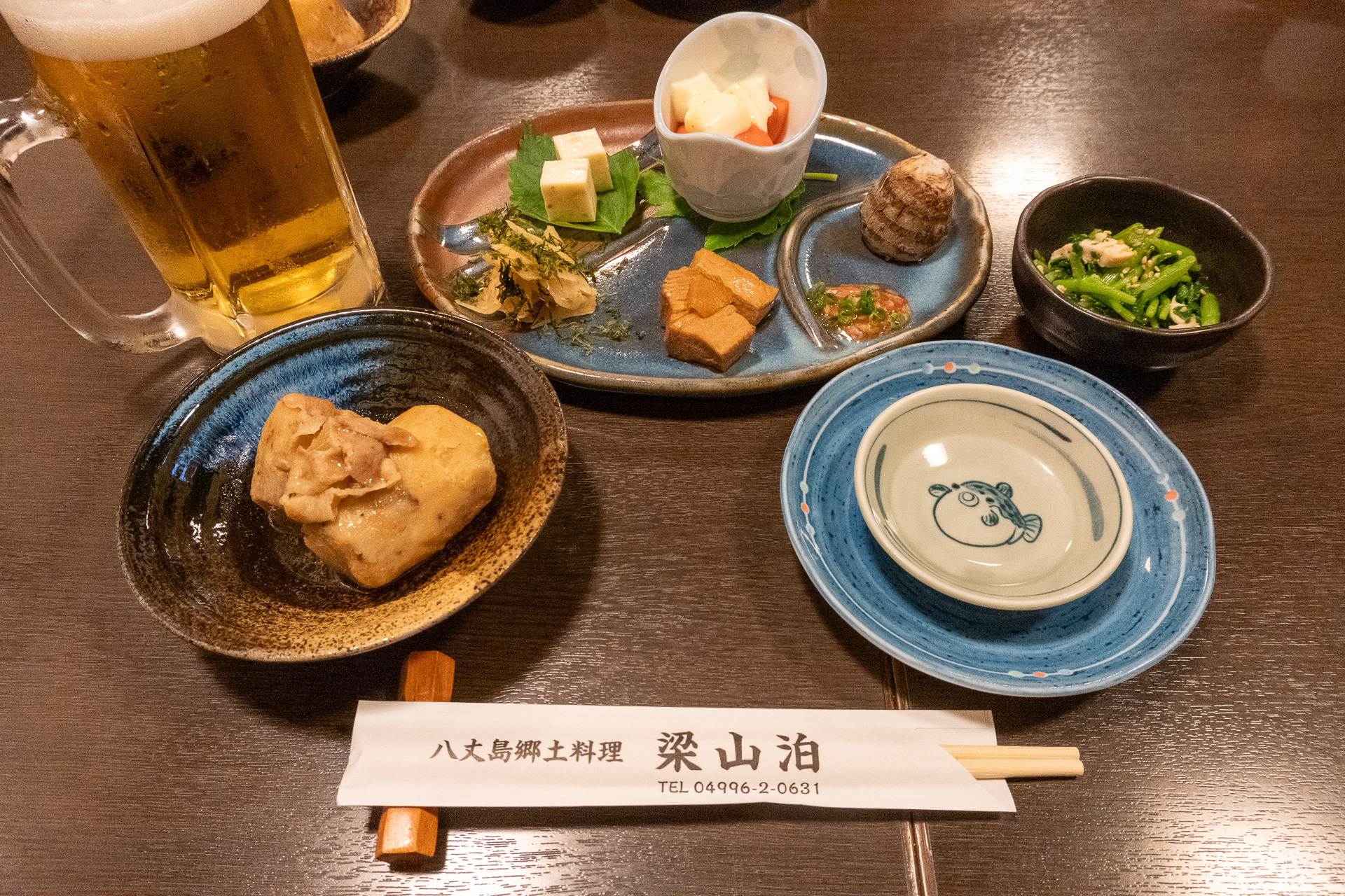 郷土食の前菜。古漬けたくあん、くさやチーズ、にょうげ芋（里芋）と酒盗など