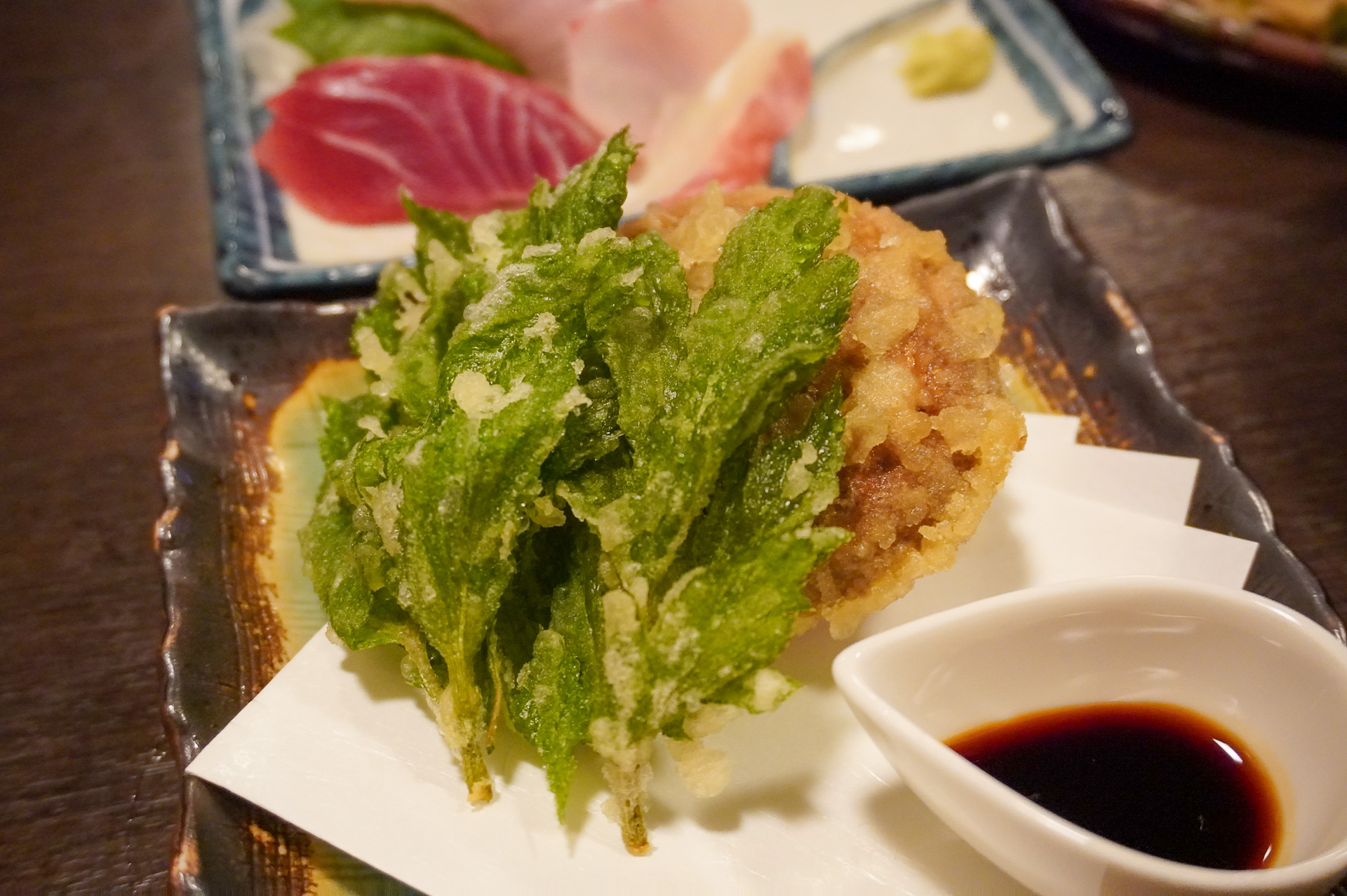 明日葉と肉厚しいたけの天ぷらが揚げたて絶品！　どちらも島の特産物です