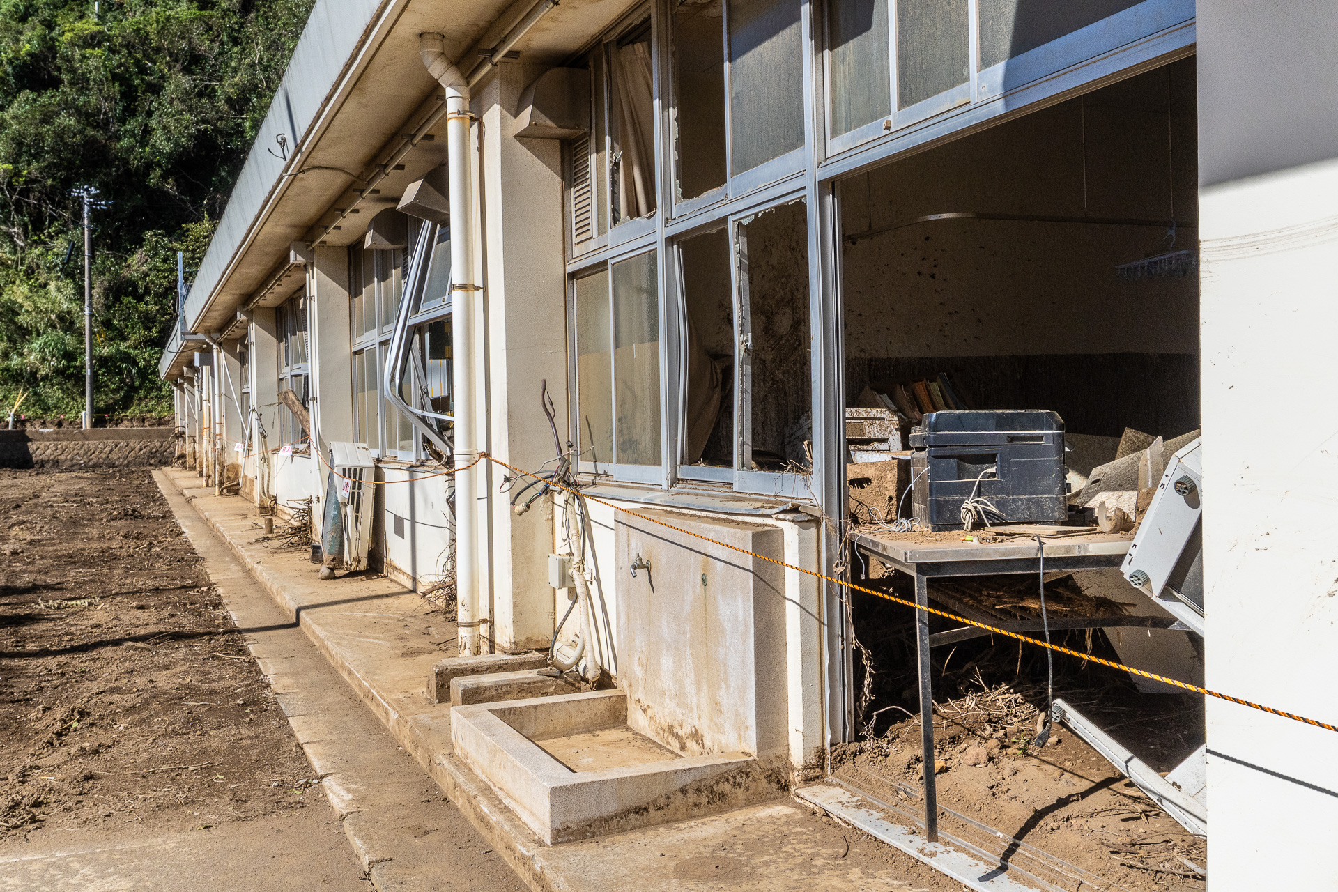 最も被害が大きかった末吉エリア。島最古の末吉小学校の廃校後、多目的交流施設「八丈島の海・山・暮らし館」として生まれ変わり2025年4月にオープンしたばかりでしたが、土砂崩れにのまれて閉館を余儀なくされました
