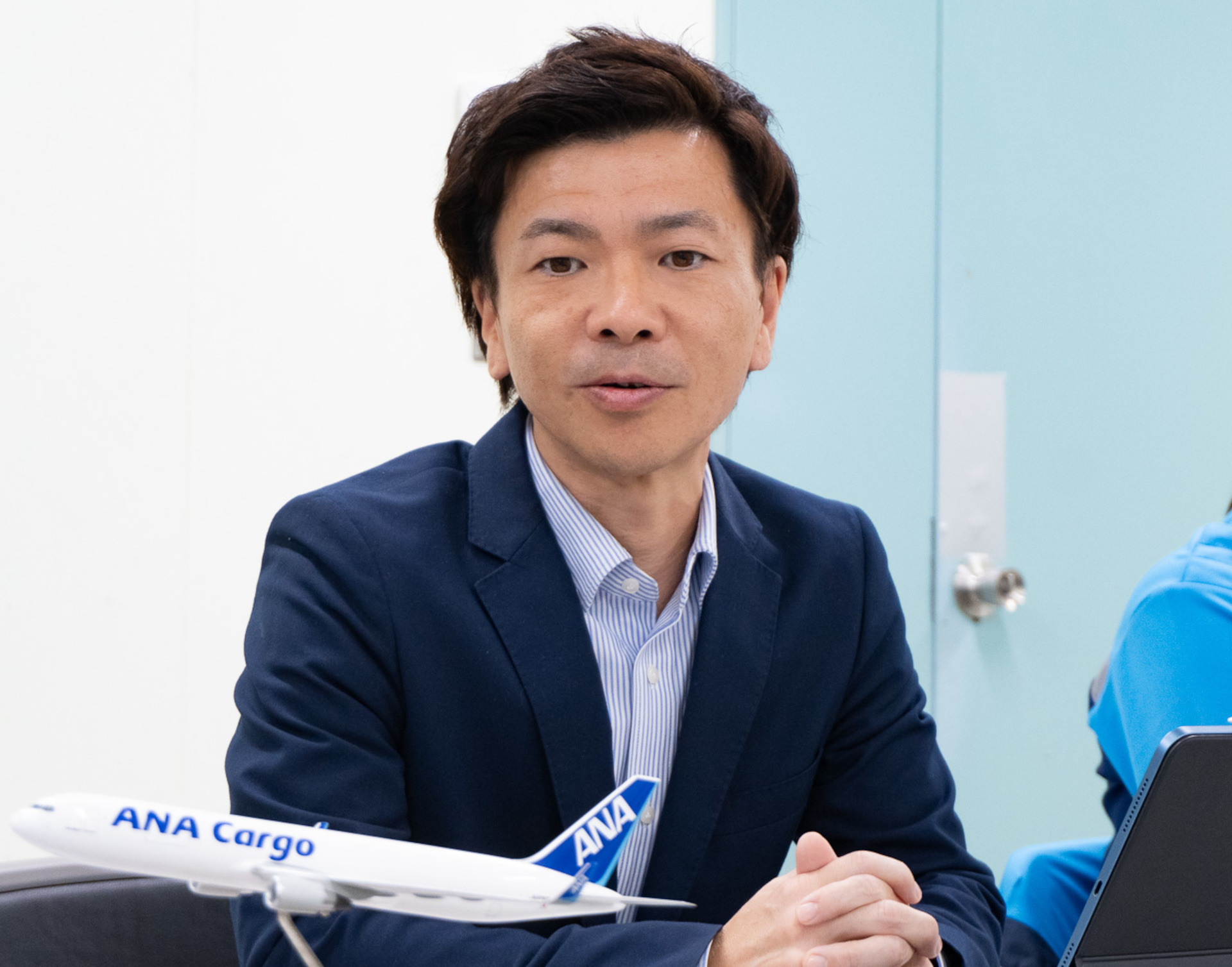 ANAから業務委託を受けてグランドハンドリングを務める、八丈島空港ターミナルビル株式会社 受託業務責任者 村川陽亮氏