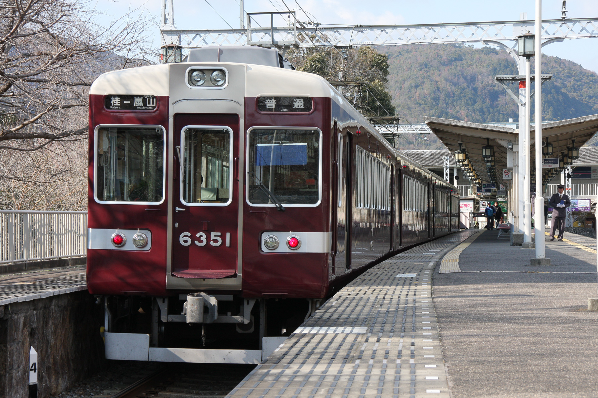 阪急の嵐山駅。これは1月の撮影だったから寒々としているが、春には背後に桜の花が咲く