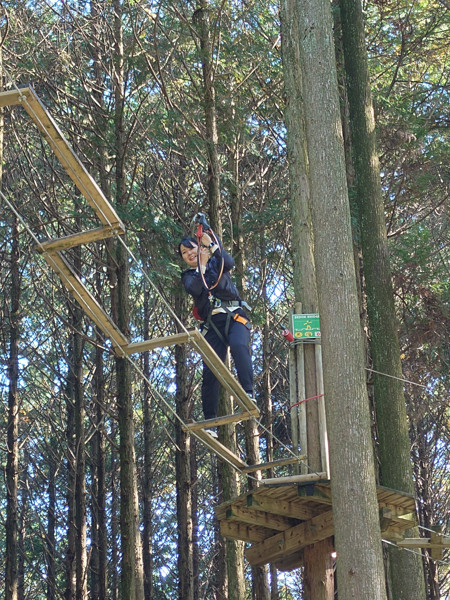 足元が不安定なコースを必死に横断中