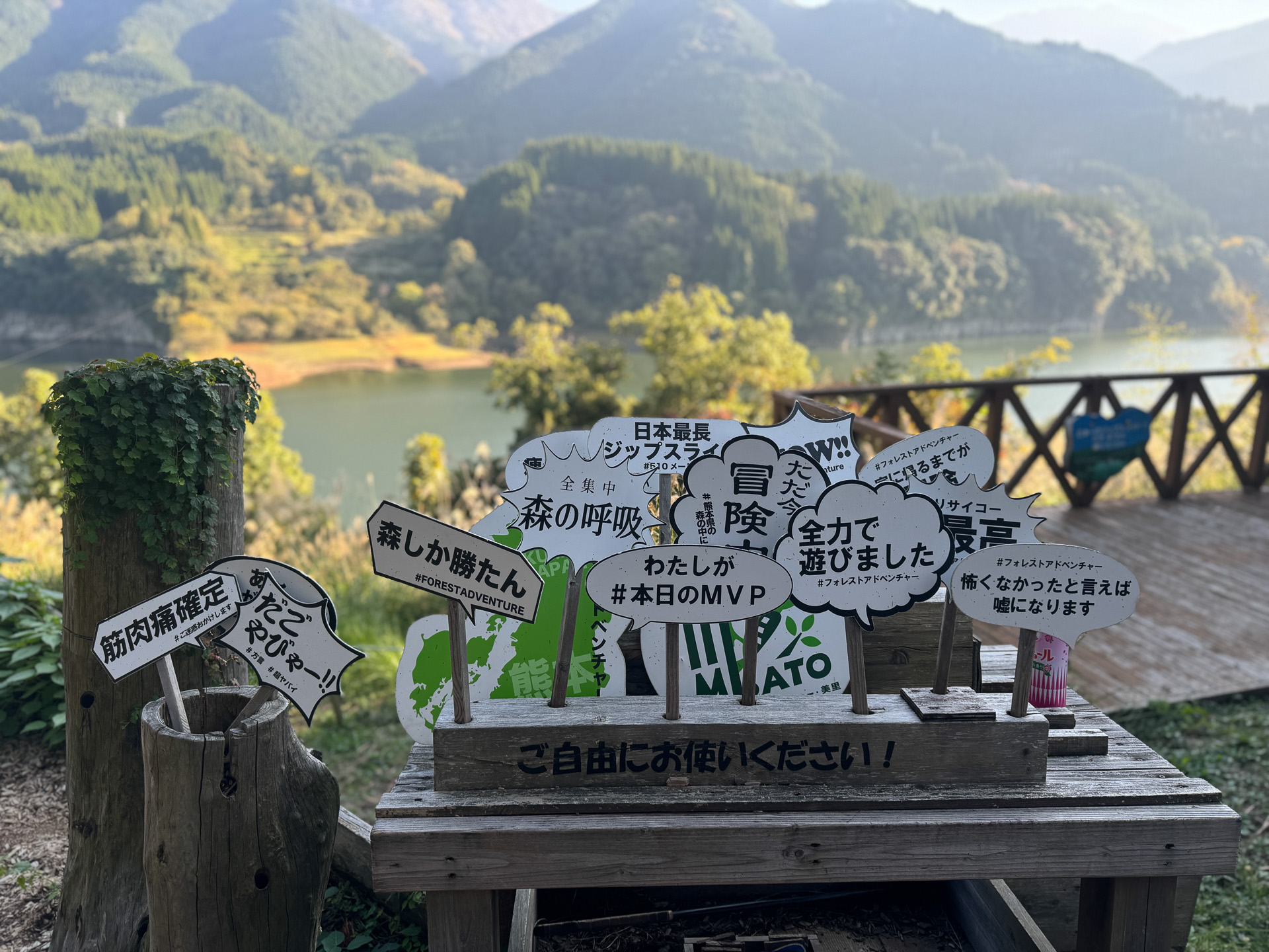 バラエティに富んだフォトプロップスもありますよ（「だごやびゃー！」は「とてもやばい！　すごい！」の意）