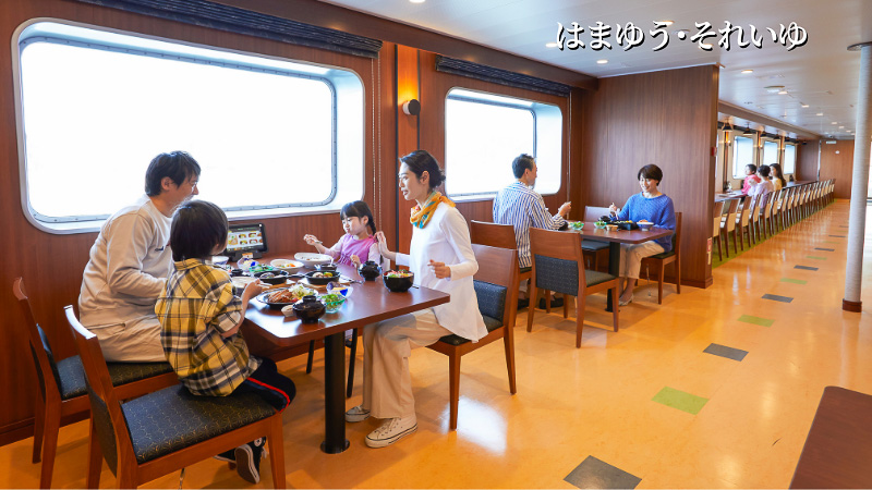 船内のレストラン