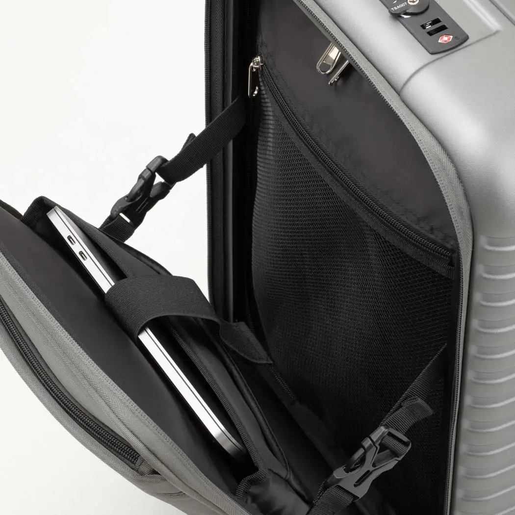 フロントパネル裏側のクッション付きポケット