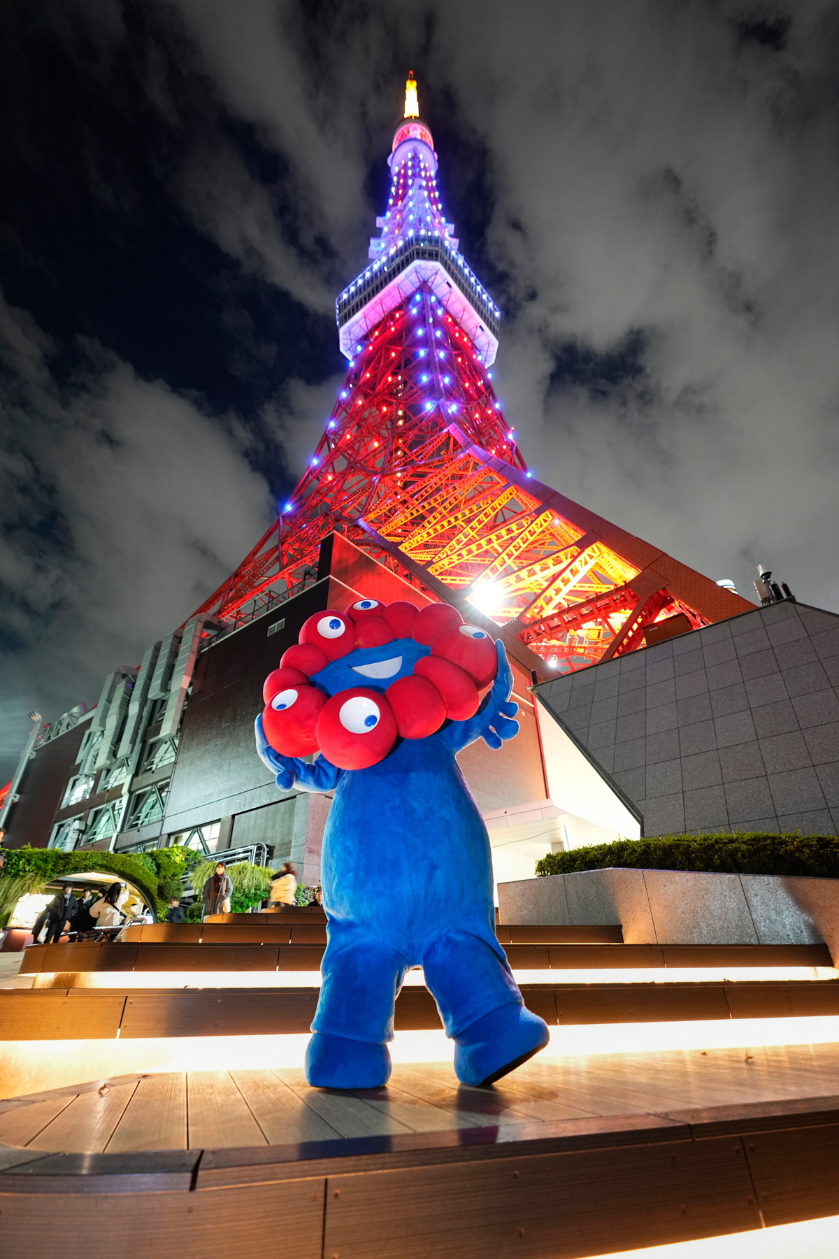 ライトアップされた東京タワーと万博公式キャラクター「ミャクミャク」（2023年11月30日）
