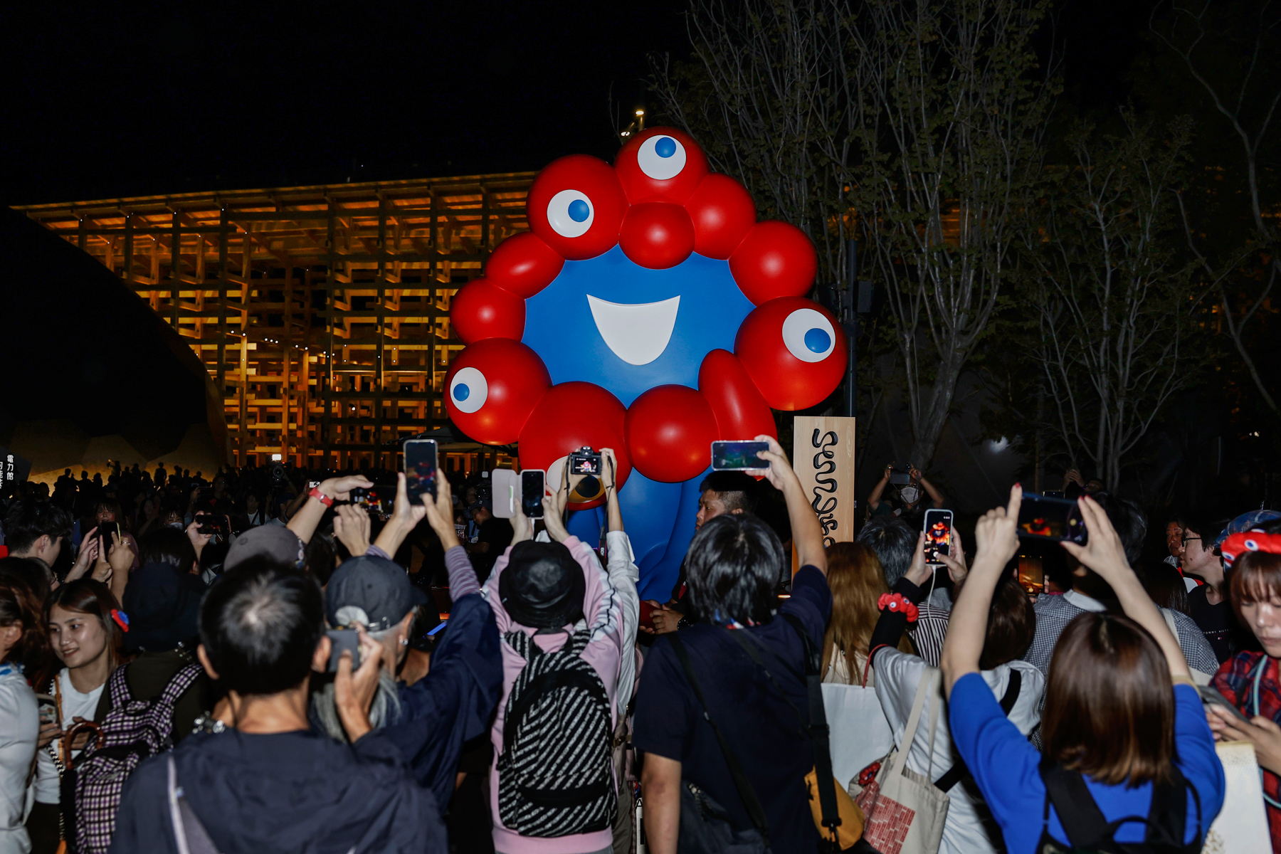 閉幕日、最後の「ミャクミャク」像を写真に収める来場者（2025年10月13日）