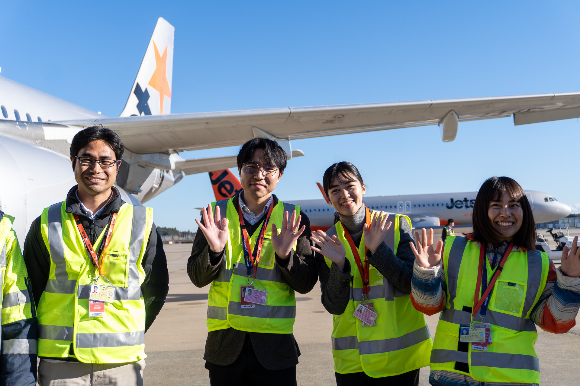 駐機場では社員や空港スタッフが横断幕を広げて初便を見送った