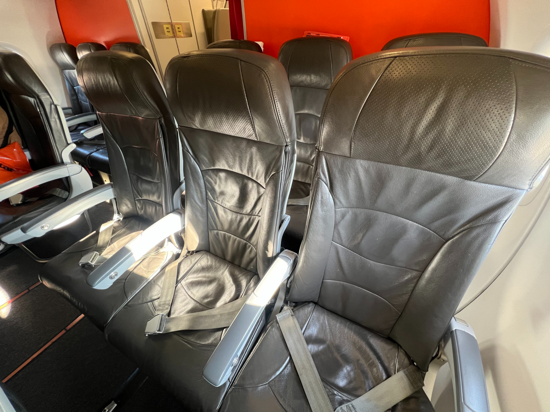 使用機材はエアバス A320型機。座席にUSBポートや電源はない。膝まわりが比較的狭いが、足元にゆとりはあり、リクライニングをフルに使えば窮屈さは軽減