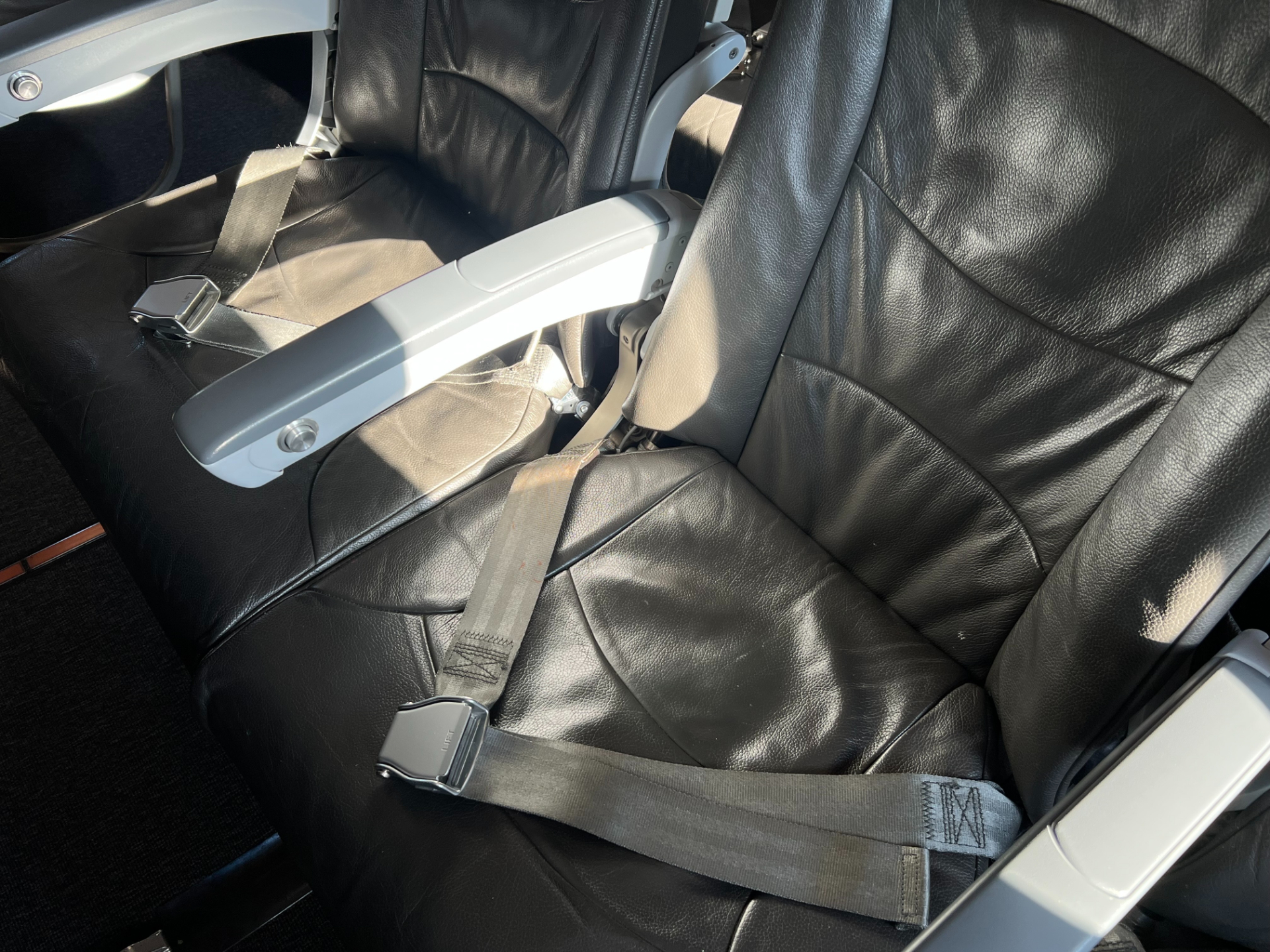 使用機材はエアバス A320型機。座席にUSBポートや電源はない。膝まわりが比較的狭いが、足元にゆとりはあり、リクライニングをフルに使えば窮屈さは軽減