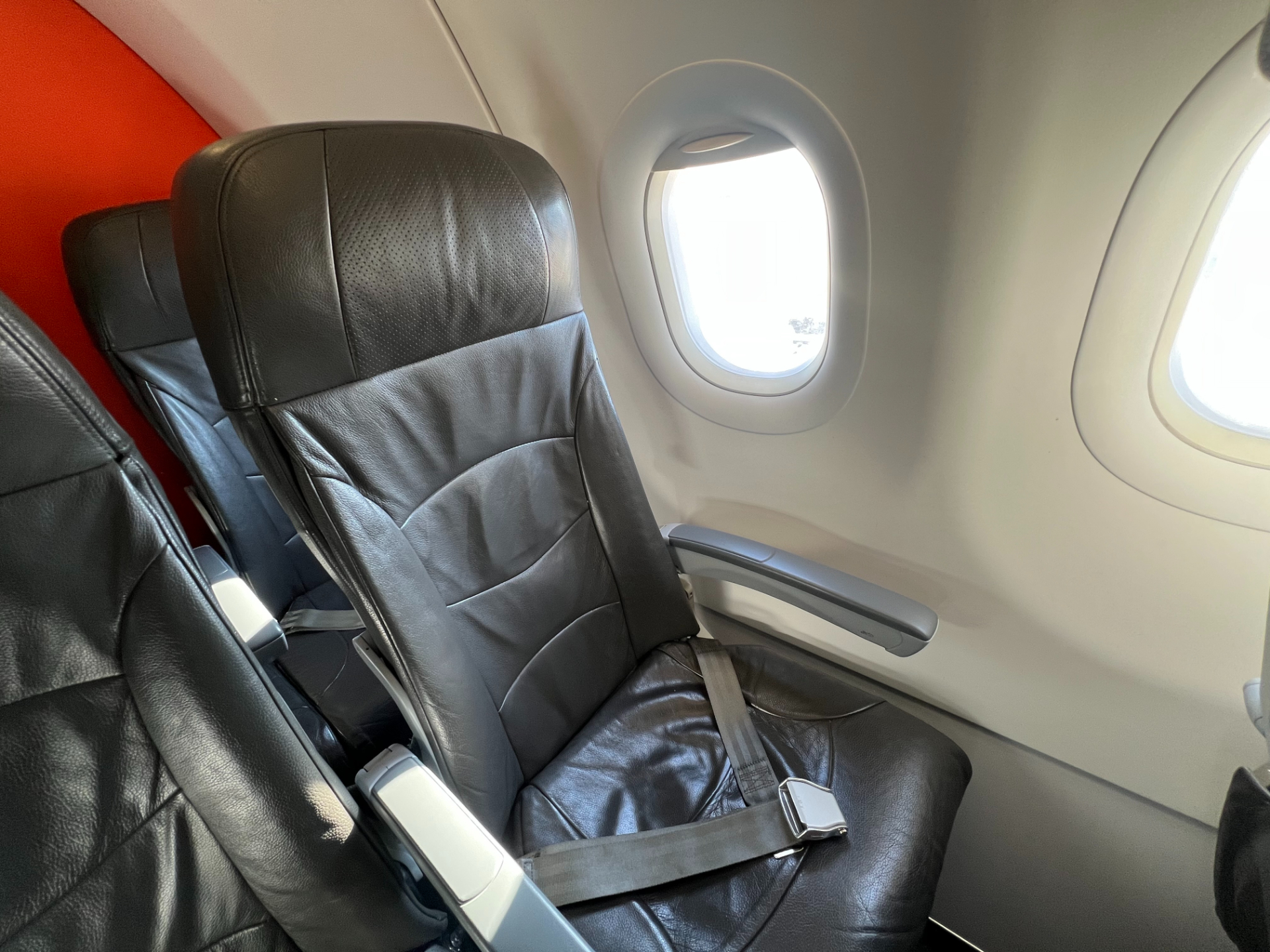 使用機材はエアバス A320型機。座席にUSBポートや電源はない。膝まわりが比較的狭いが、足元にゆとりはあり、リクライニングをフルに使えば窮屈さは軽減