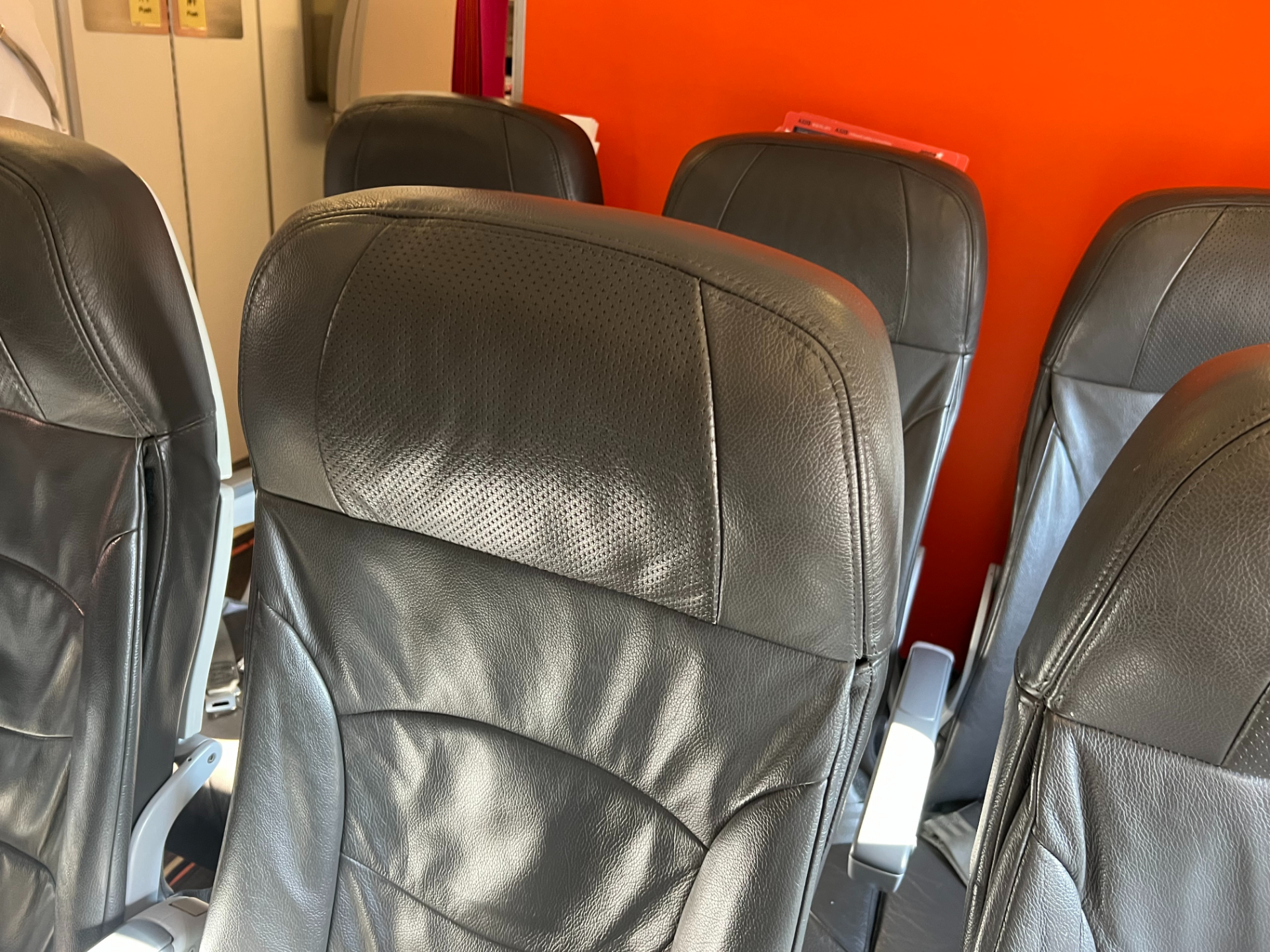 使用機材はエアバス A320型機。座席にUSBポートや電源はない。膝まわりが比較的狭いが、足元にゆとりはあり、リクライニングをフルに使えば窮屈さは軽減