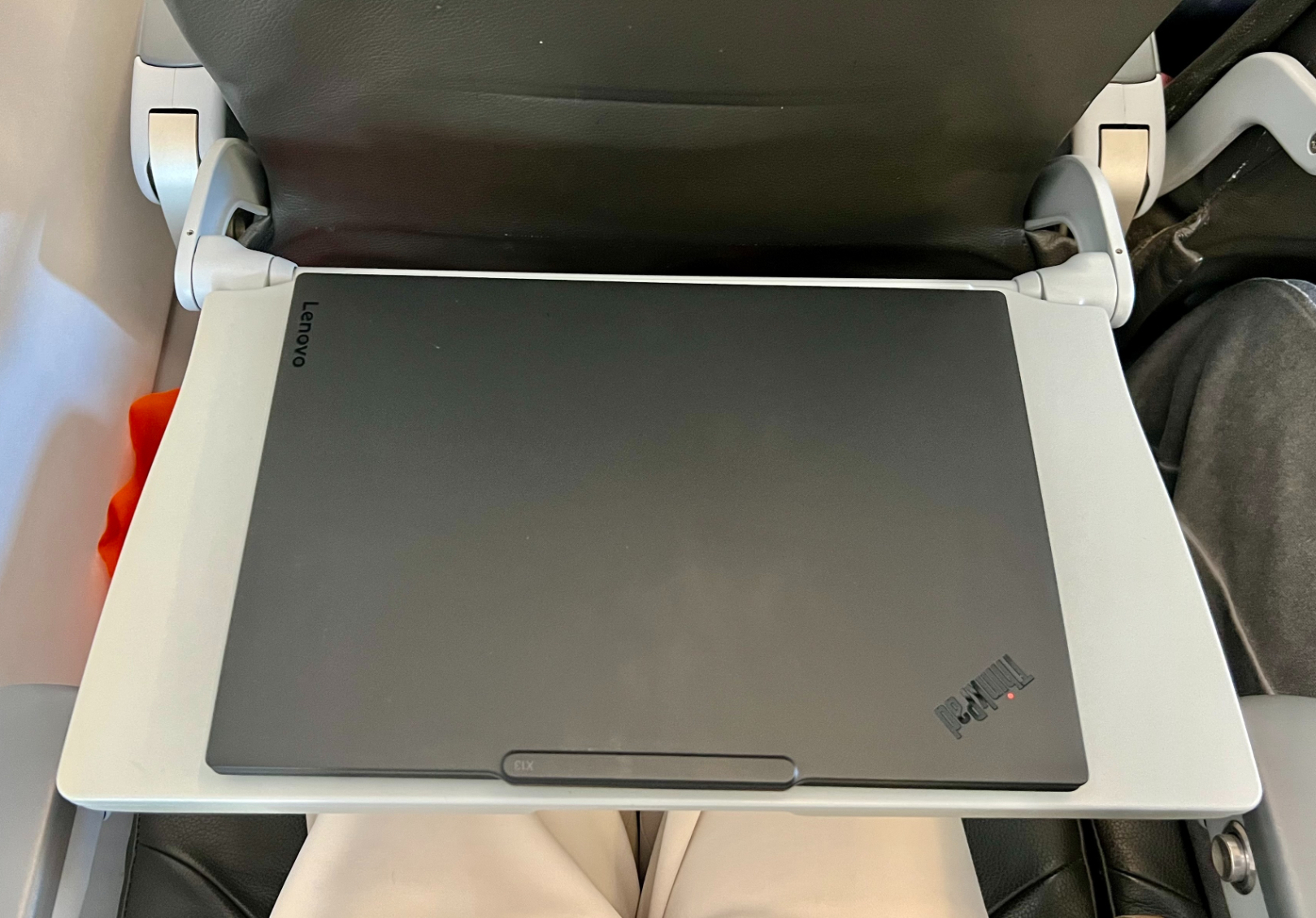 使用機材はエアバス A320型機。座席にUSBポートや電源はない。膝まわりが比較的狭いが、足元にゆとりはあり、リクライニングをフルに使えば窮屈さは軽減