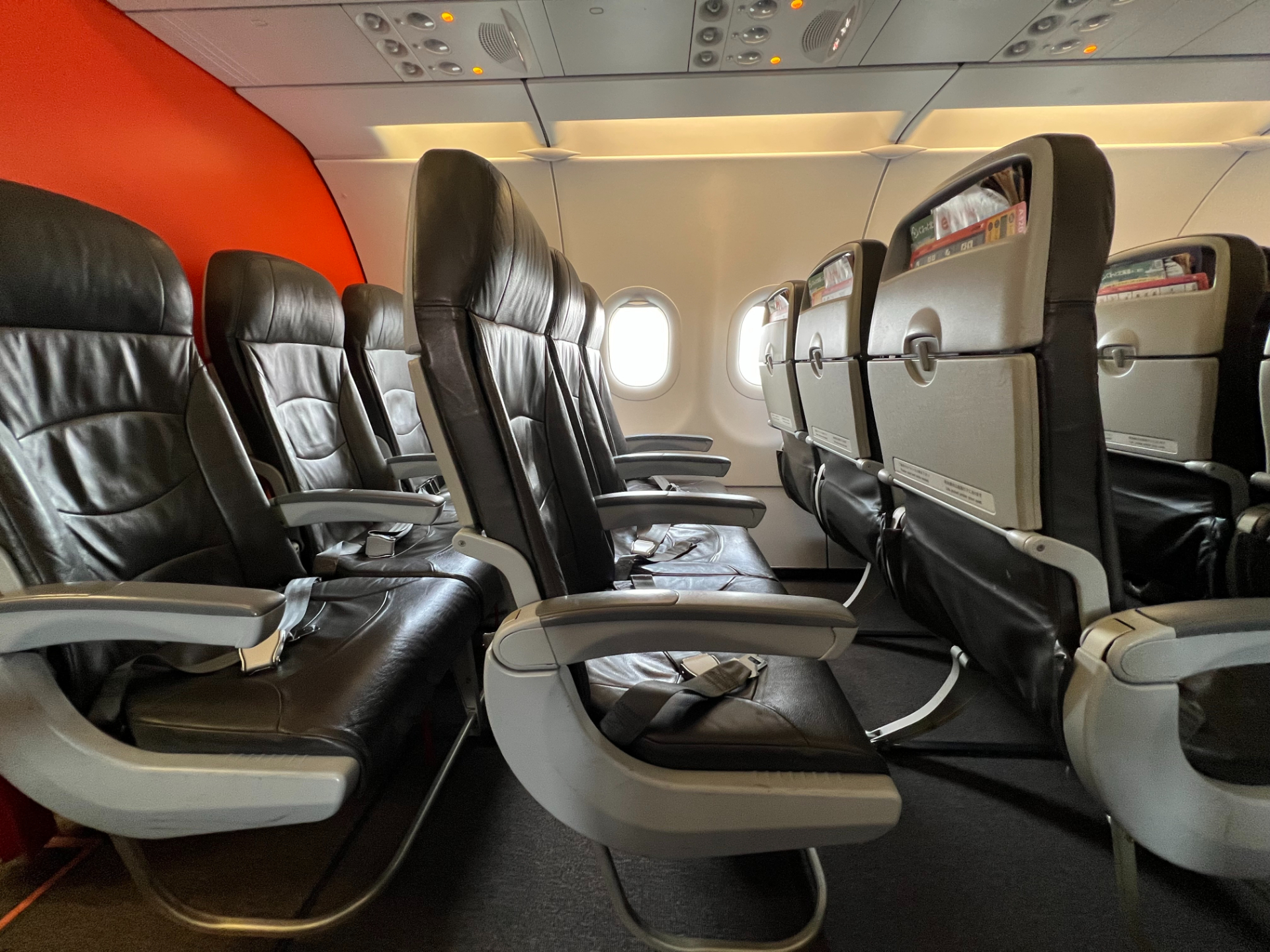 使用機材はエアバス A320型機。座席にUSBポートや電源はない。膝まわりが比較的狭いが、足元にゆとりはあり、リクライニングをフルに使えば窮屈さは軽減