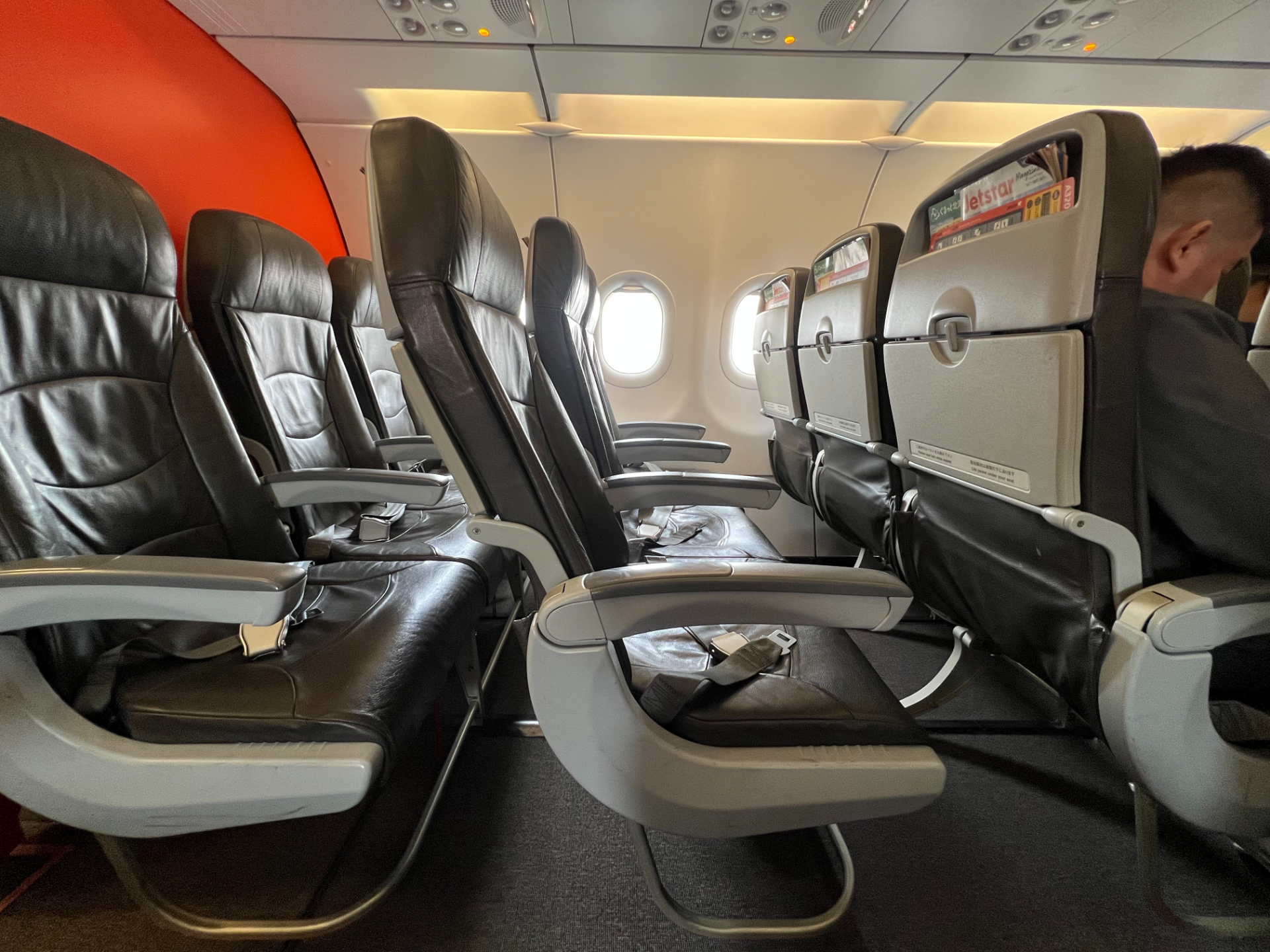 使用機材はエアバス A320型機。座席にUSBポートや電源はない。膝まわりが比較的狭いが、足元にゆとりはあり、リクライニングをフルに使えば窮屈さは軽減