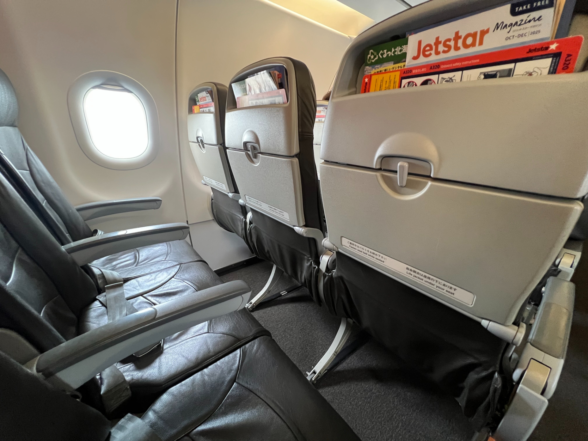 使用機材はエアバス A320型機。座席にUSBポートや電源はない。膝まわりが比較的狭いが、足元にゆとりはあり、リクライニングをフルに使えば窮屈さは軽減