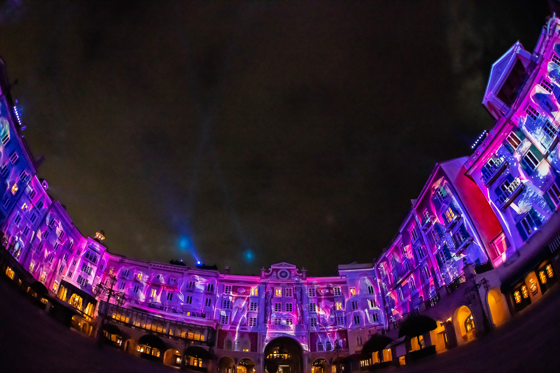 東京ディズニーシー・ホテルミラコスタの壁面の夜間演出