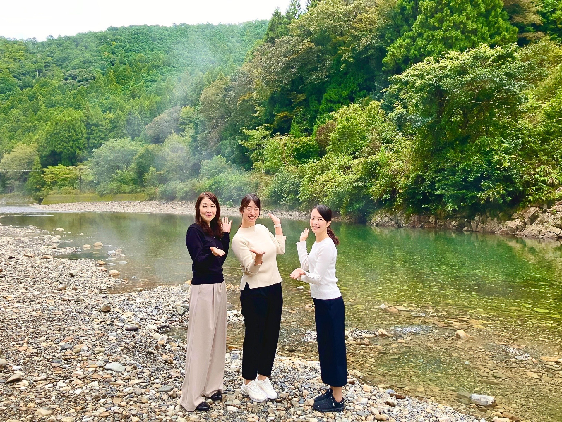 JALふるさとアンバサダーに地域の取り組みを聞いた。回答者はJALふるさとアンバサダー京都担当の公門優希さん、山陰担当の藤田エミさん、徳島担当の宮本由子さん