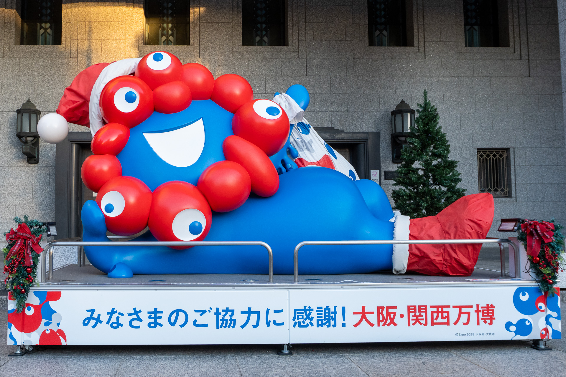 大阪市役所正面玄関前に設置されているサンタ姿のミャクミャク像