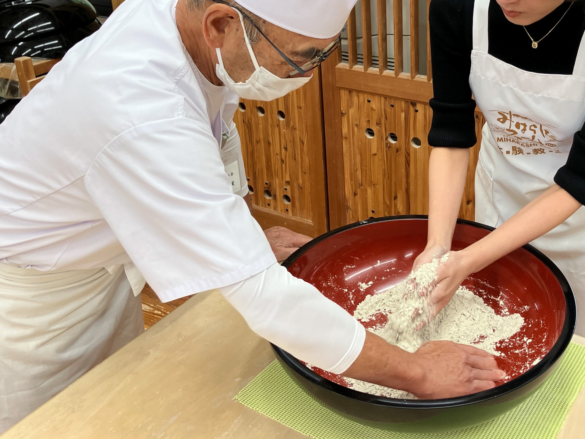 そば打ち体験「水まわし」の工程