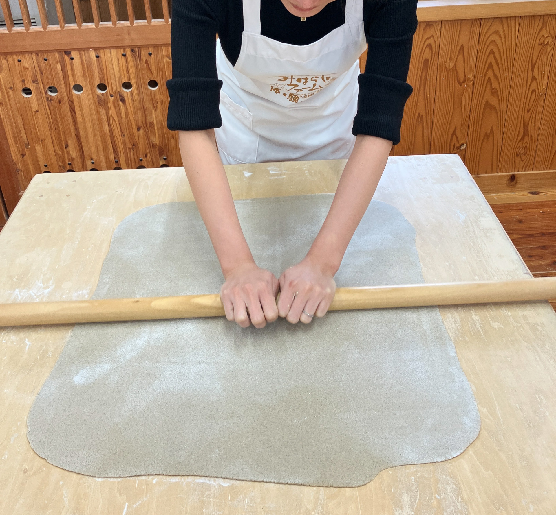 そば打ち体験 めん棒を使用し生地をのばす工程