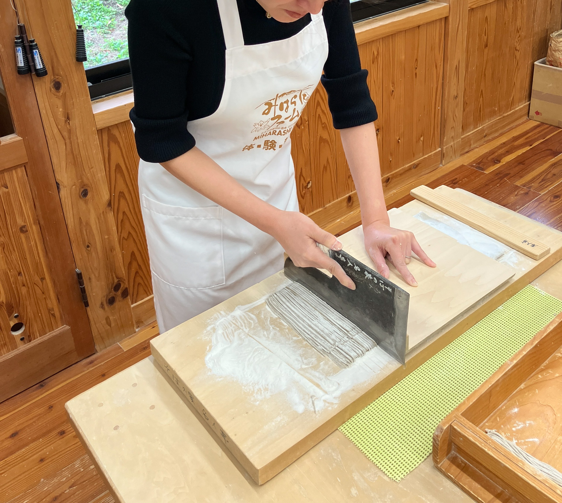 そば打ち体験「切る」工程