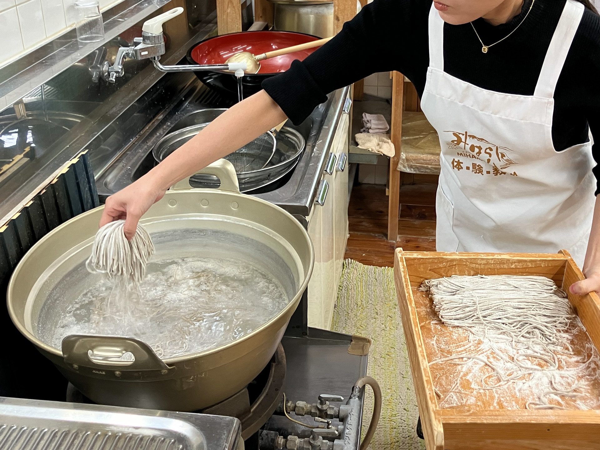 そばを茹でている様子