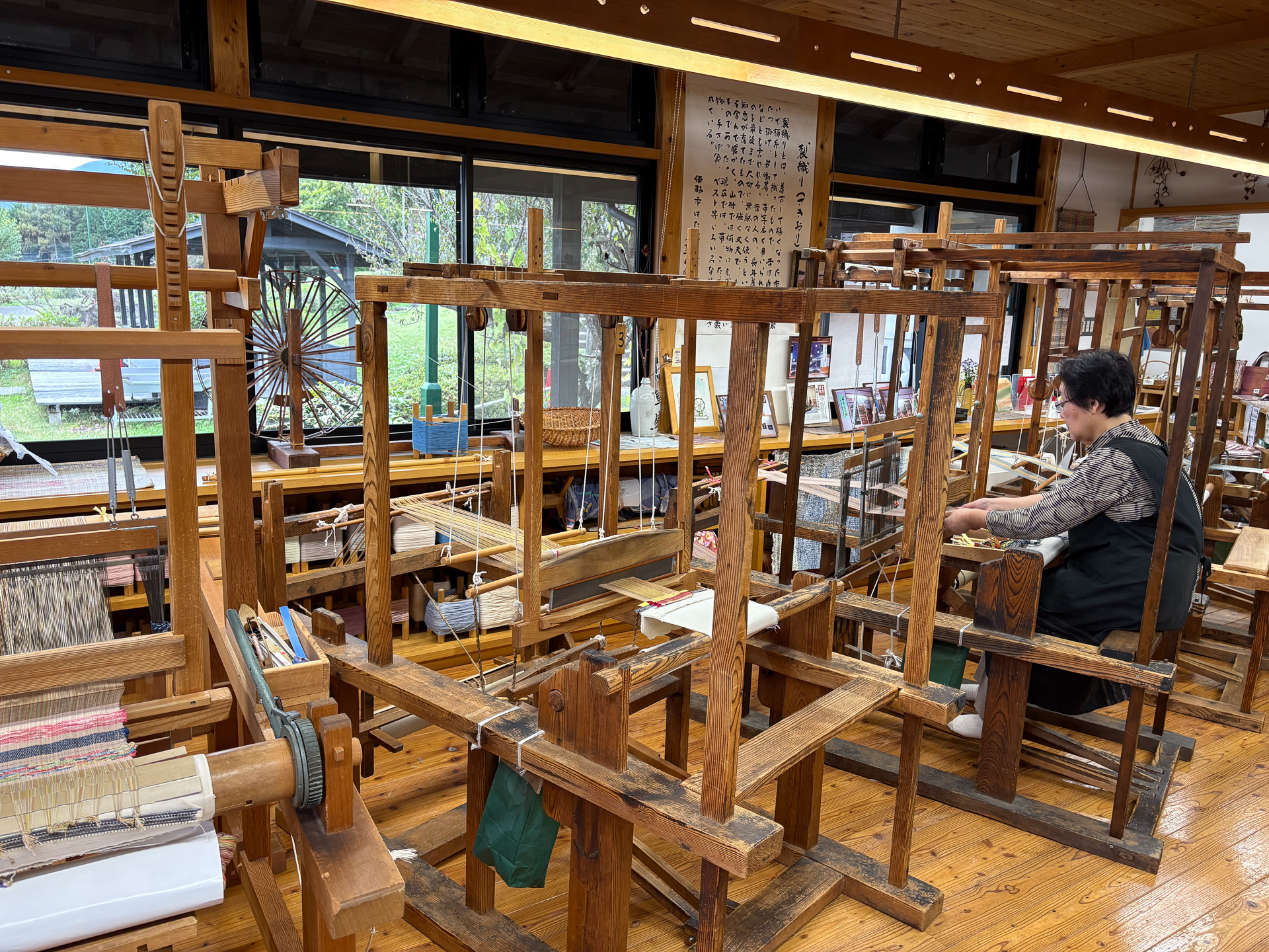 草の家の織り機