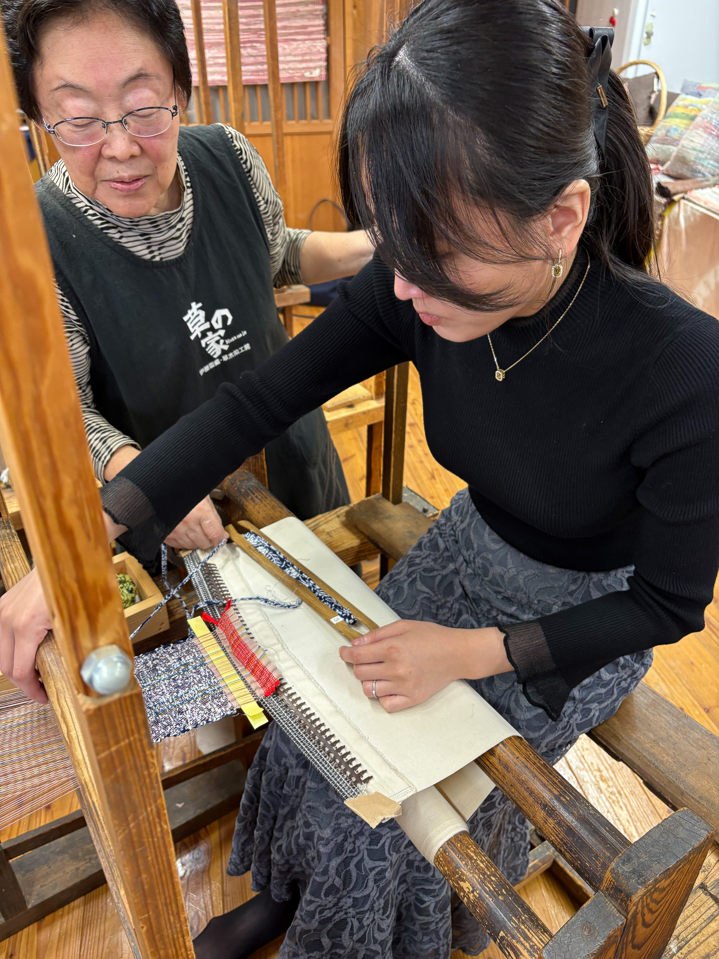さき織り体験をする様子